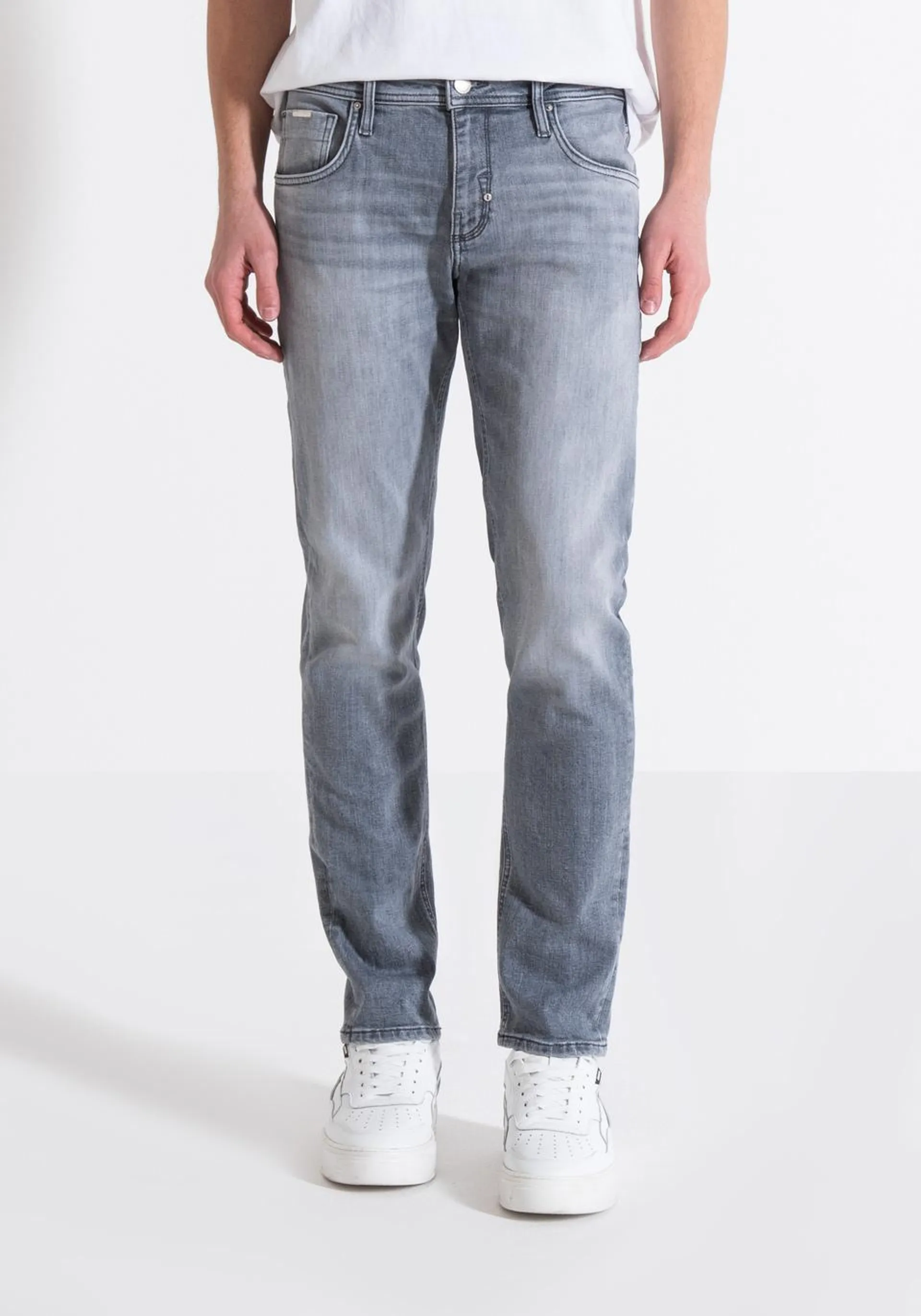 "KURT" TAPERED FIT COMFORT JEANS IN STRETCH DENIM