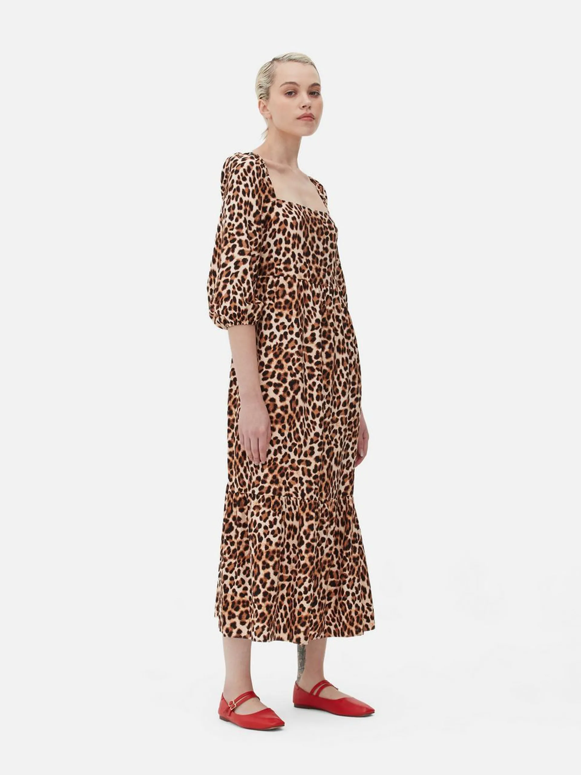 Vestido midi de leopardo con escote cuadrado