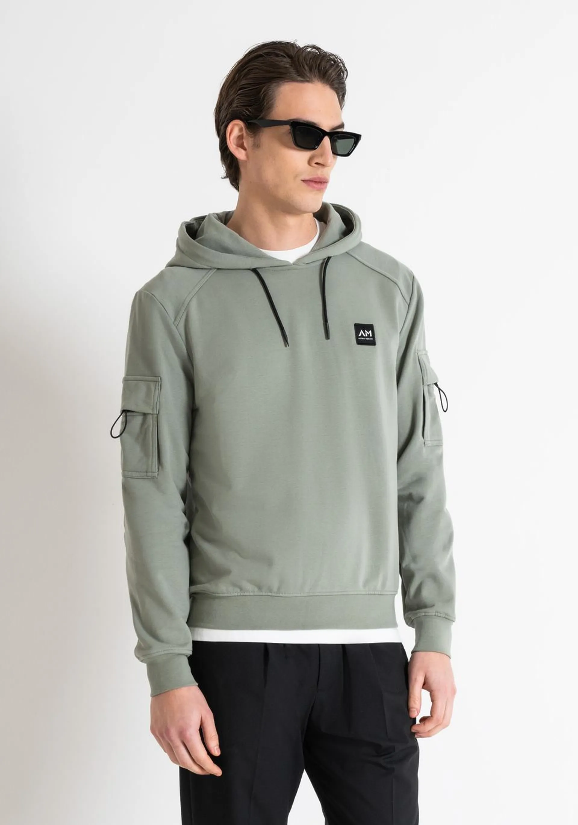 REGULAR FIT SWEATSHIRT IN SUSTAINABLE COTTON-POLYESTER STRETCH FABRIC WITH LOGO PATCH