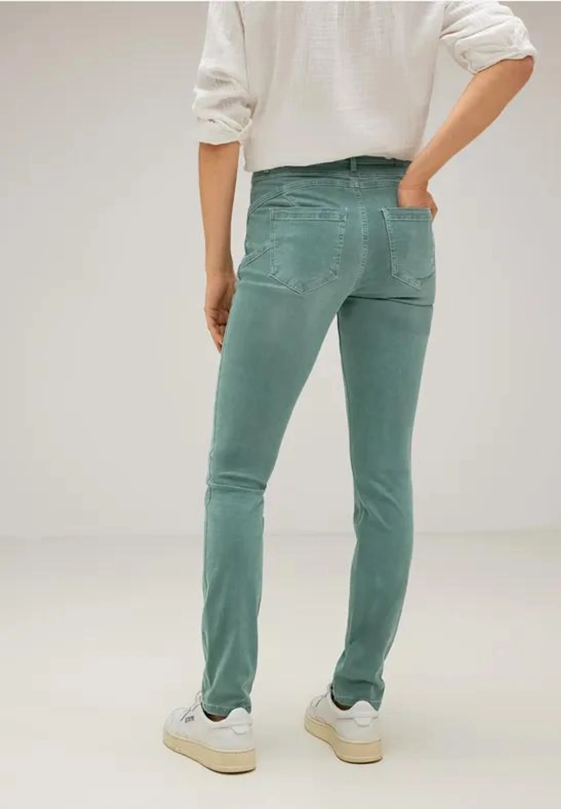 Slim-fit color jeans