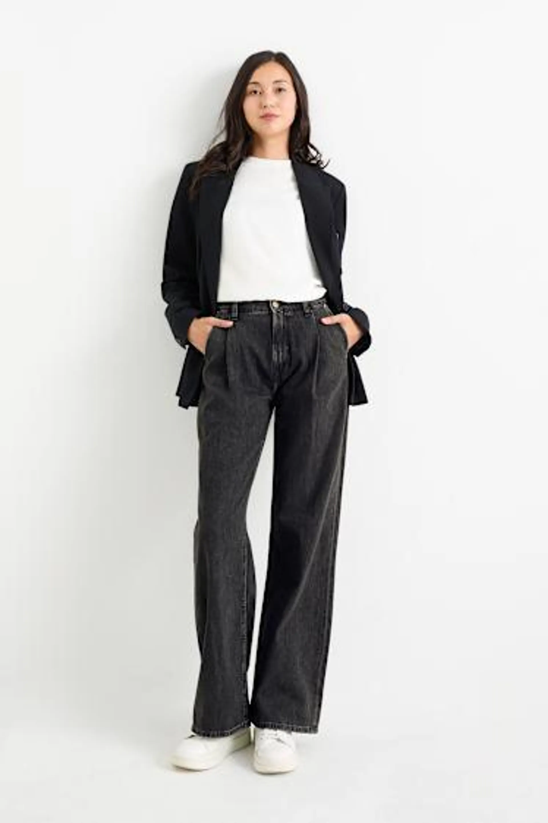 Wide leg jeans - mid-rise waist