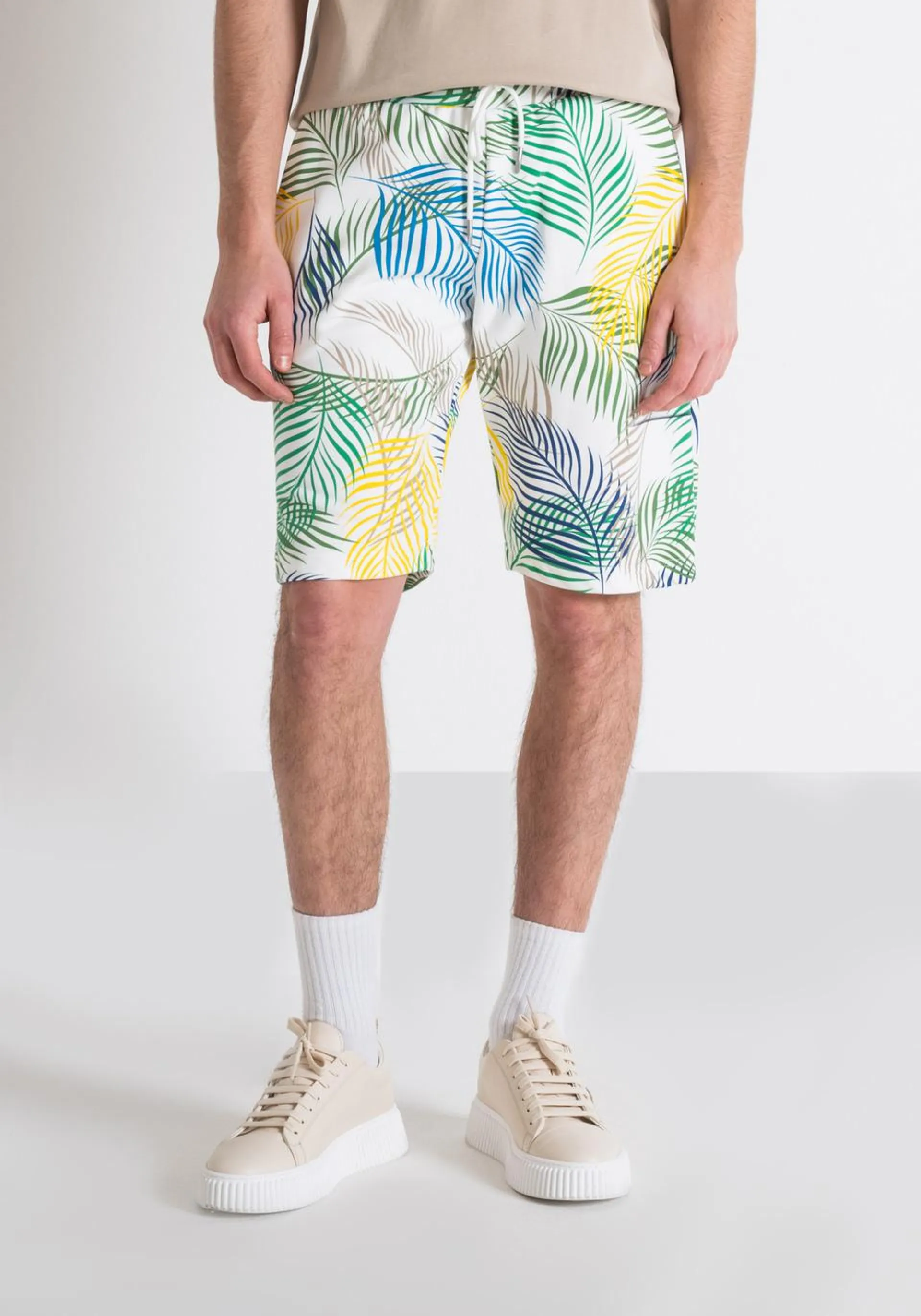 FLEECE SHORTS REGULAR FIT WITH ALL OVER MULTICOLOR PRINT