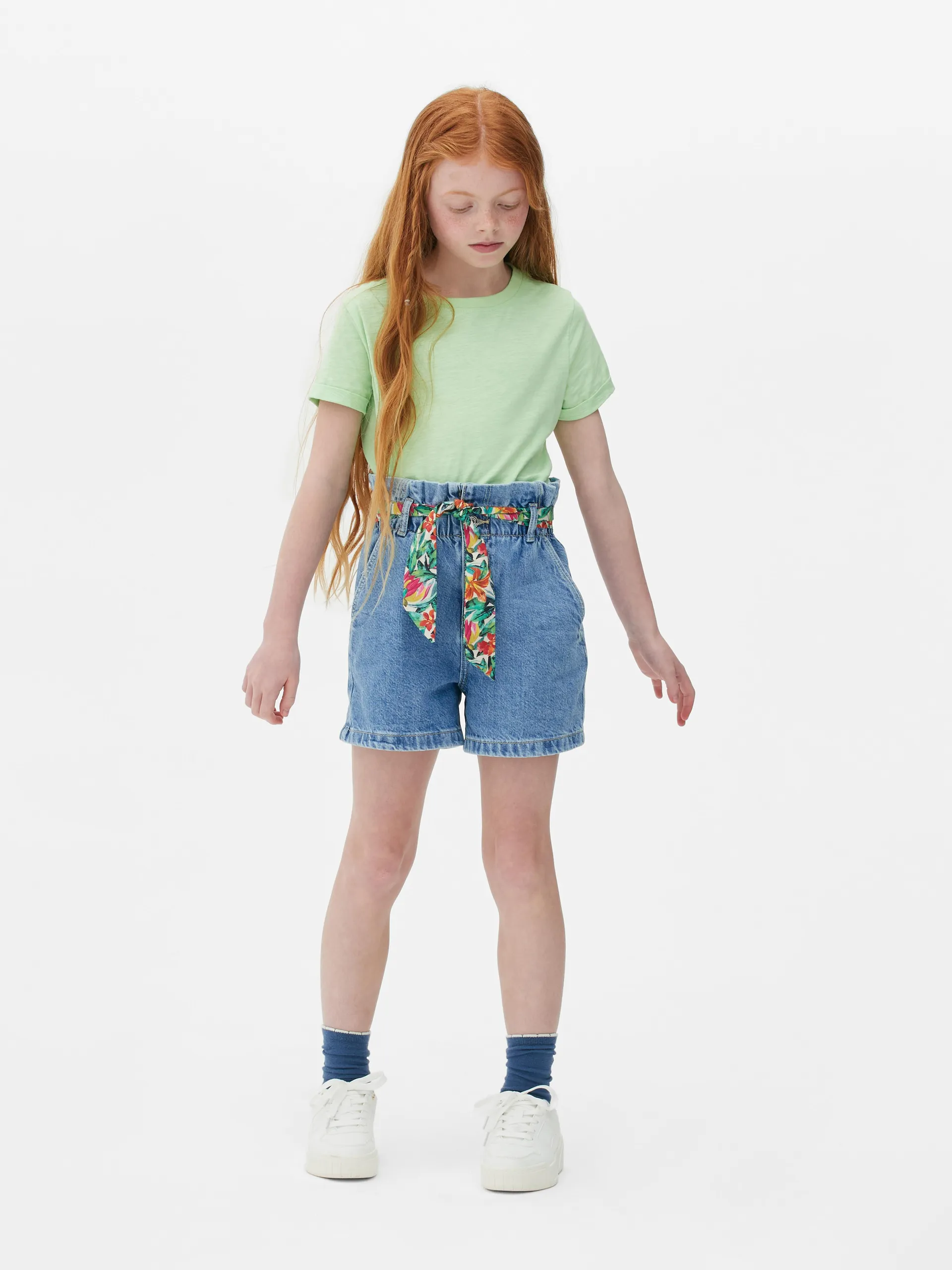 Short en jean tropical avec ceinture à nouer