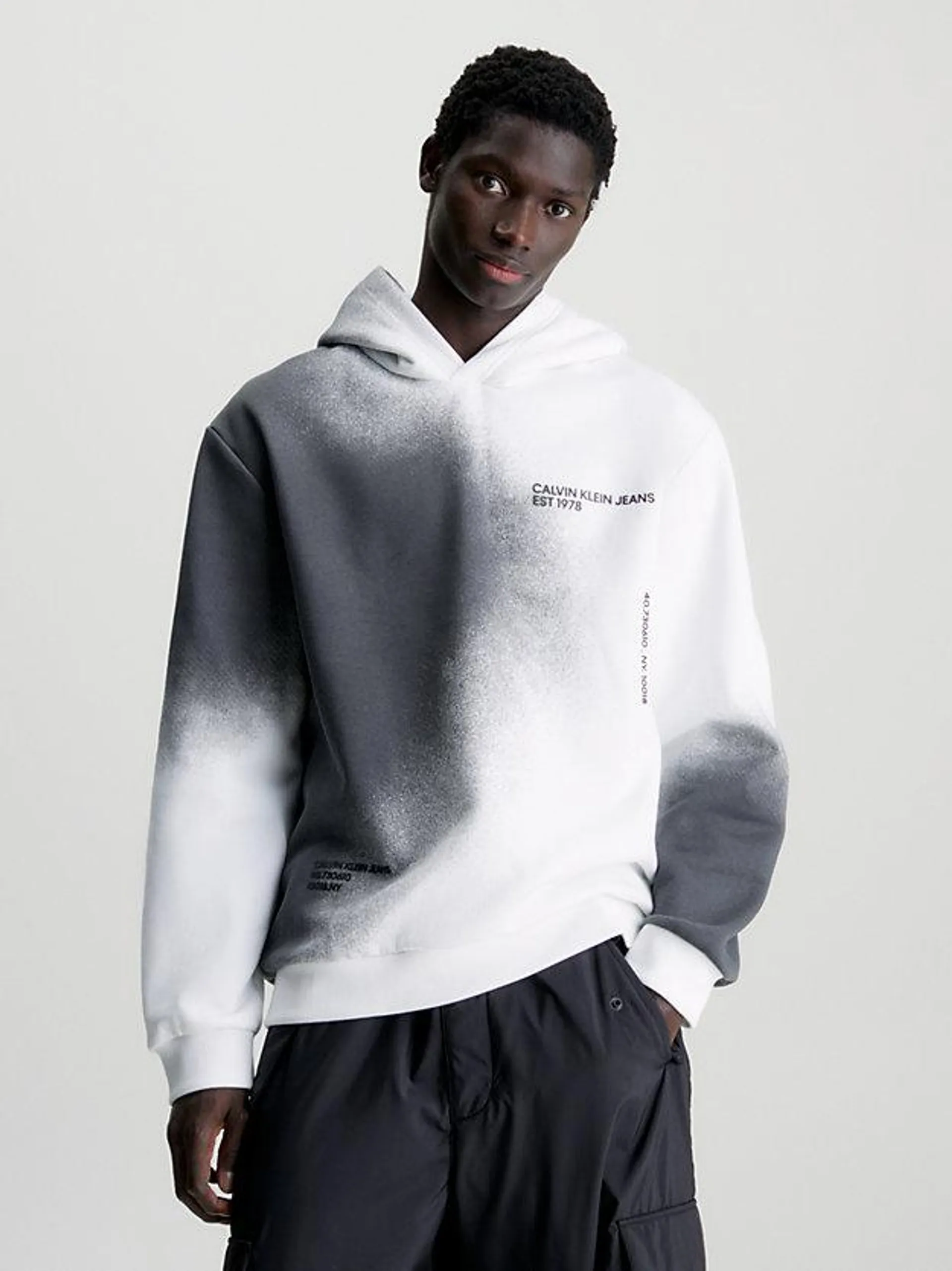 Relaxed hoodie met sprayprint en logo