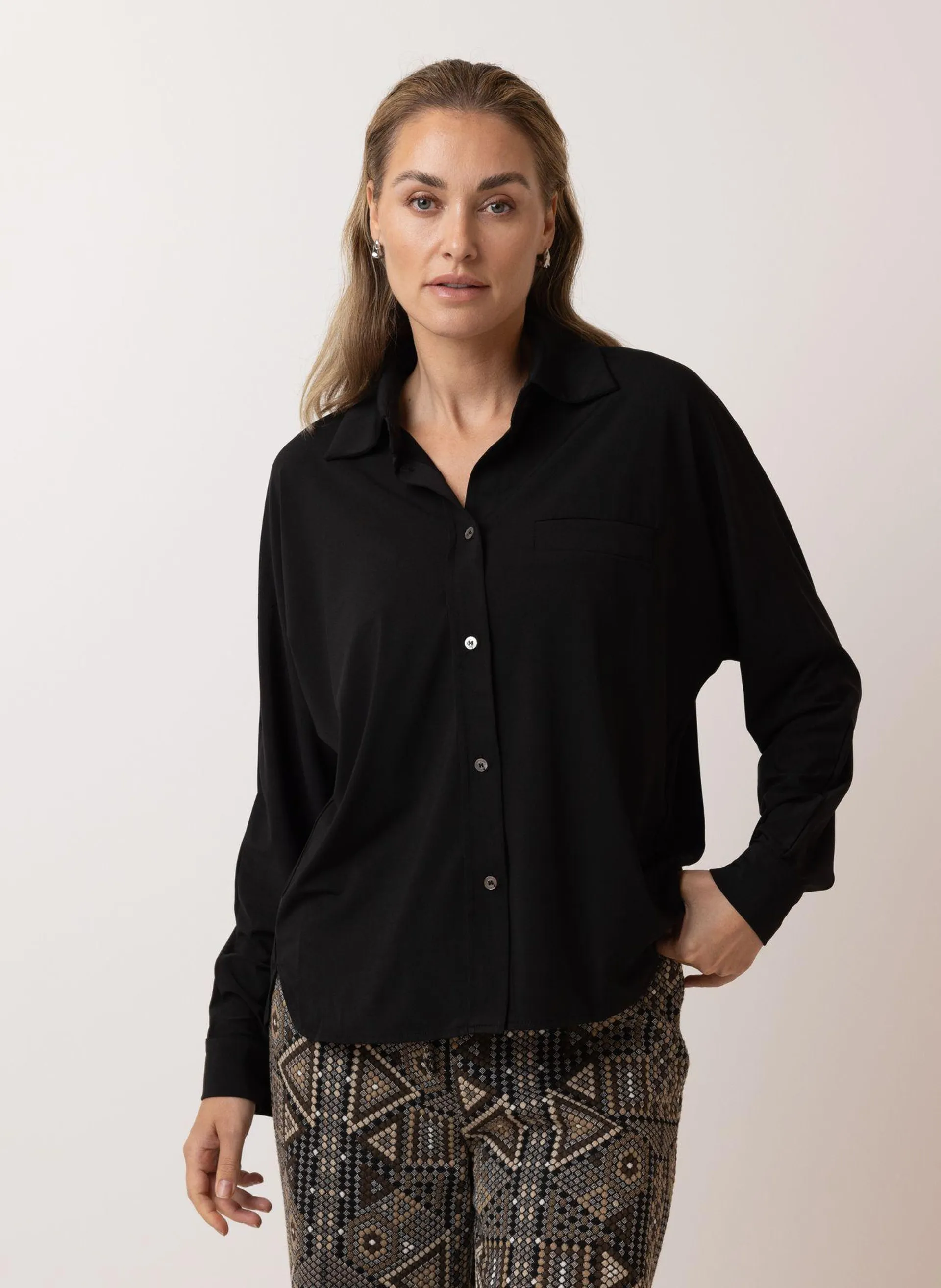 Zwarte blouse travelstof