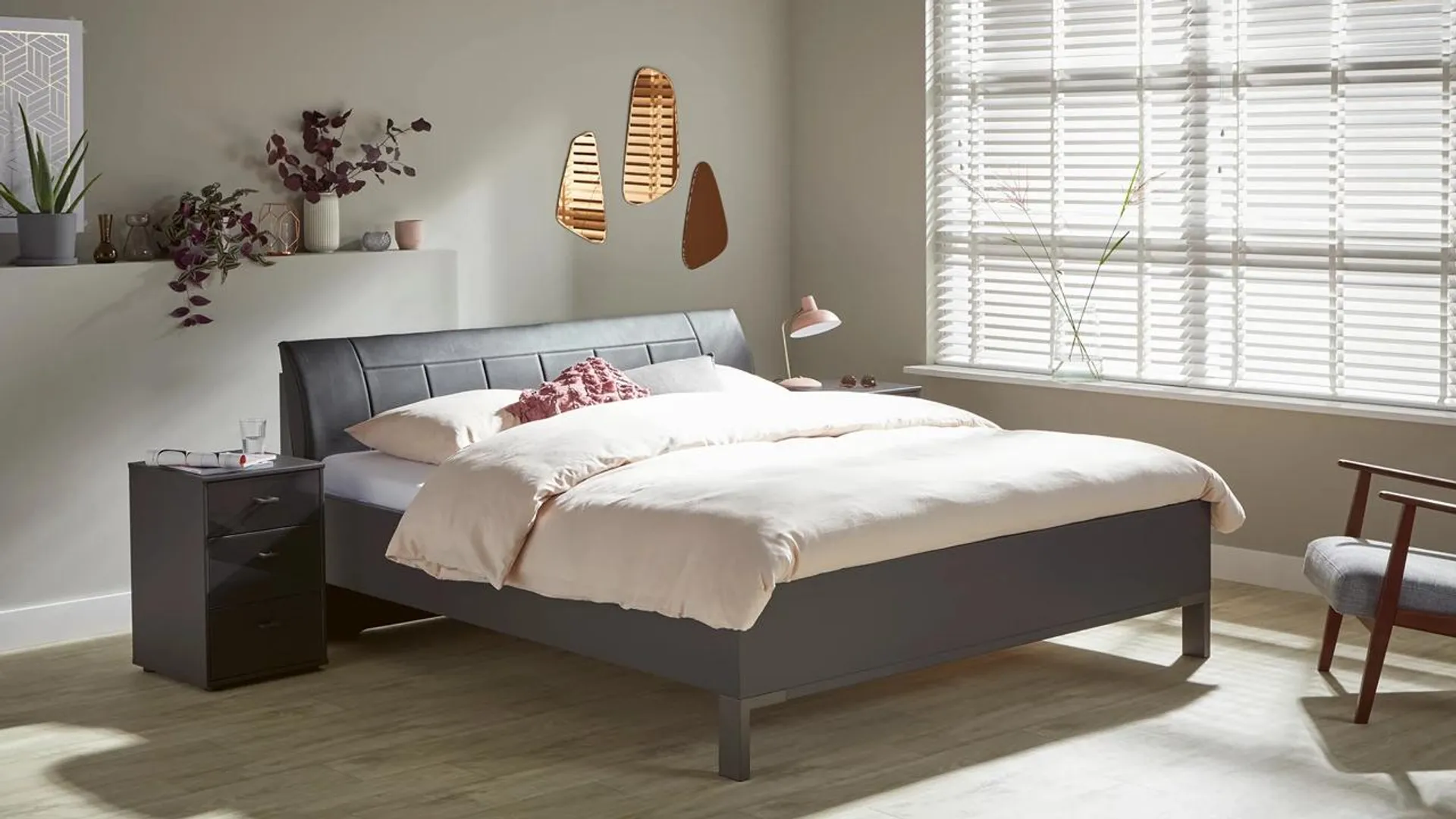 Bed Suite met poten in rawsteel