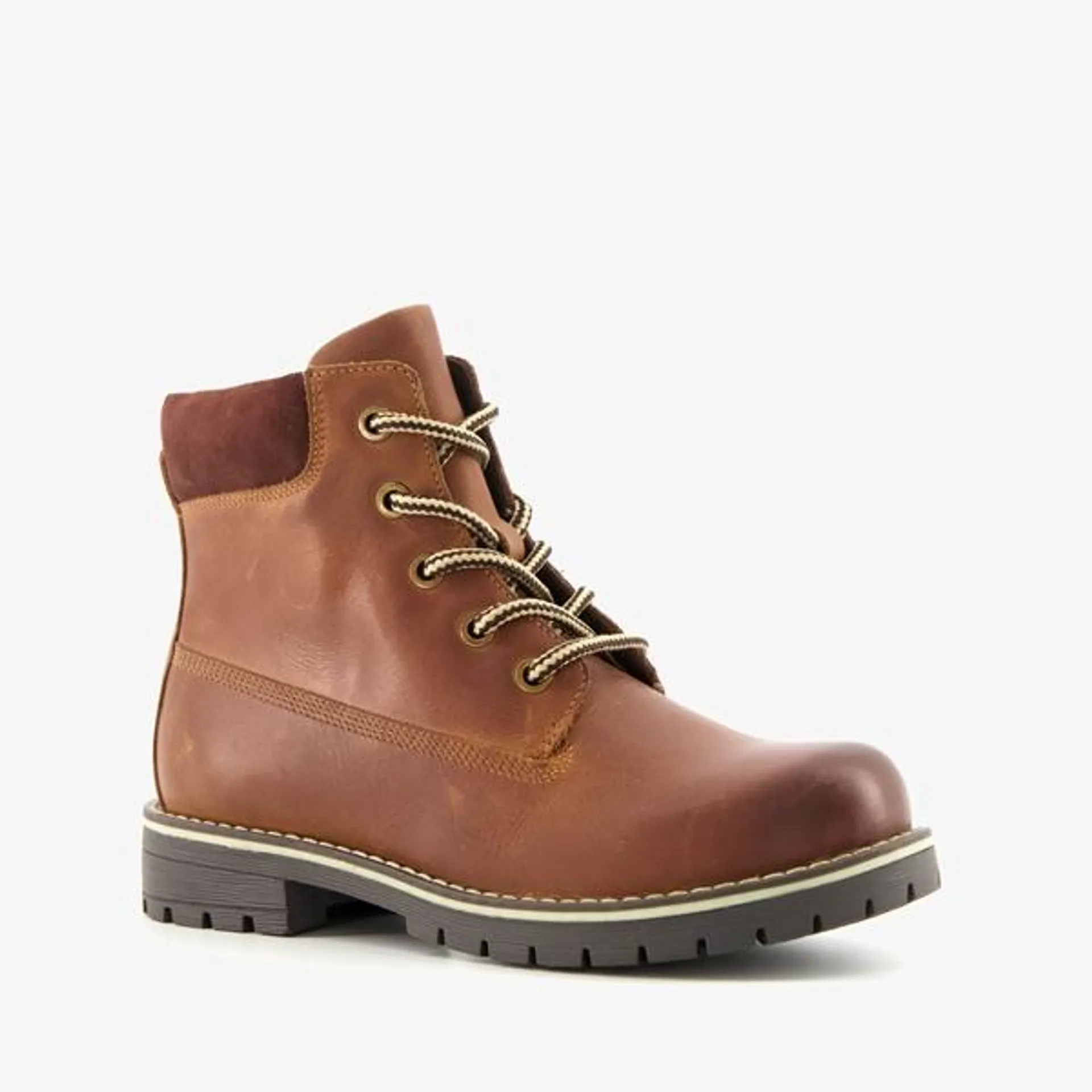 Bruine veterboots voor jongens van Hush Puppies. Gemaakt van leer, een binn...