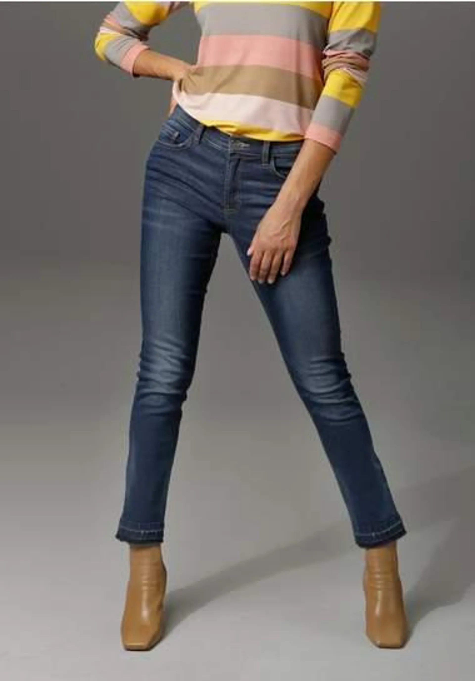 Aniston CASUAL Bootcut jeans trendy wassing ij de iets gerafelde voetzoom