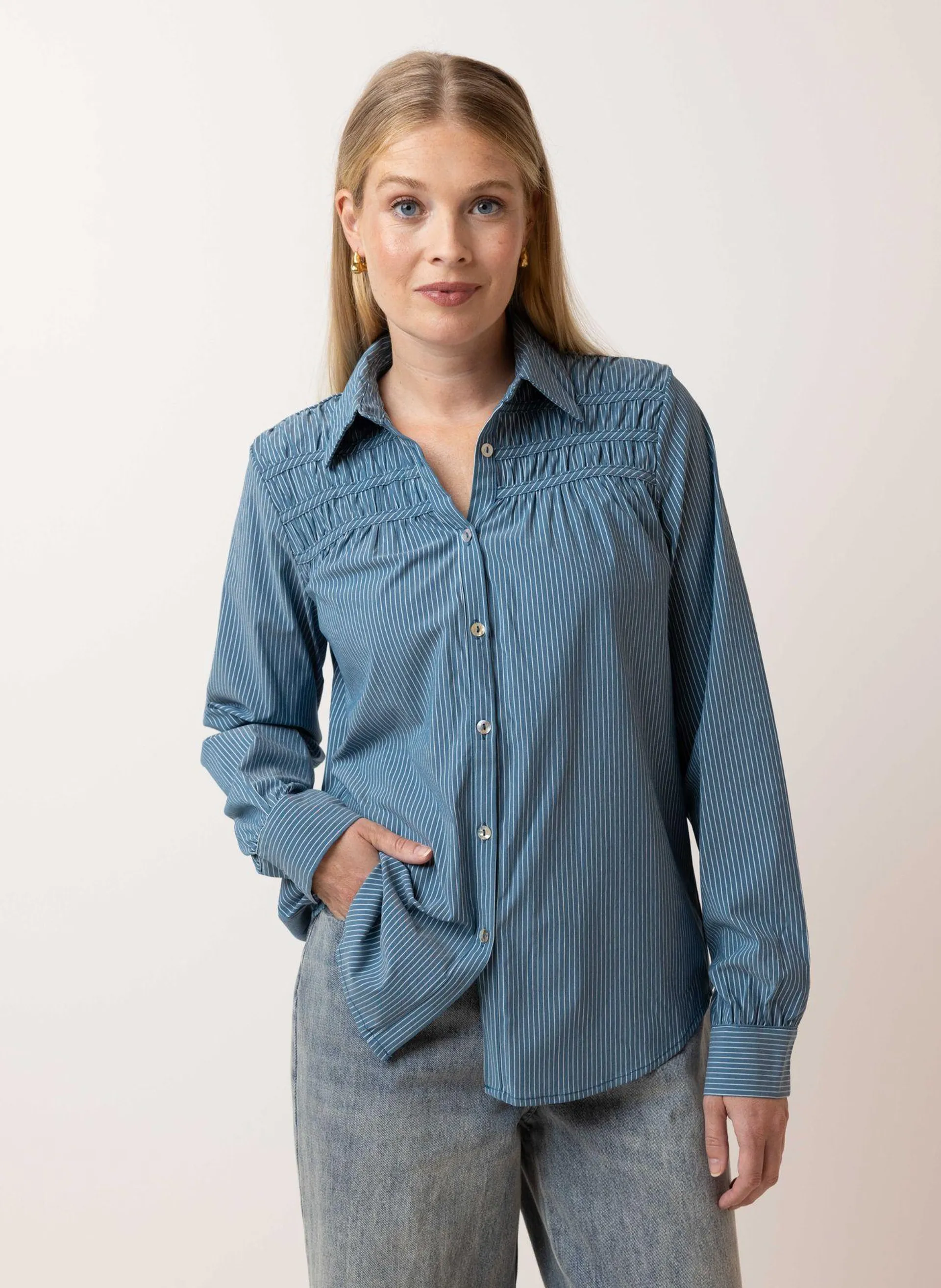 Blauwe blouse gestreept