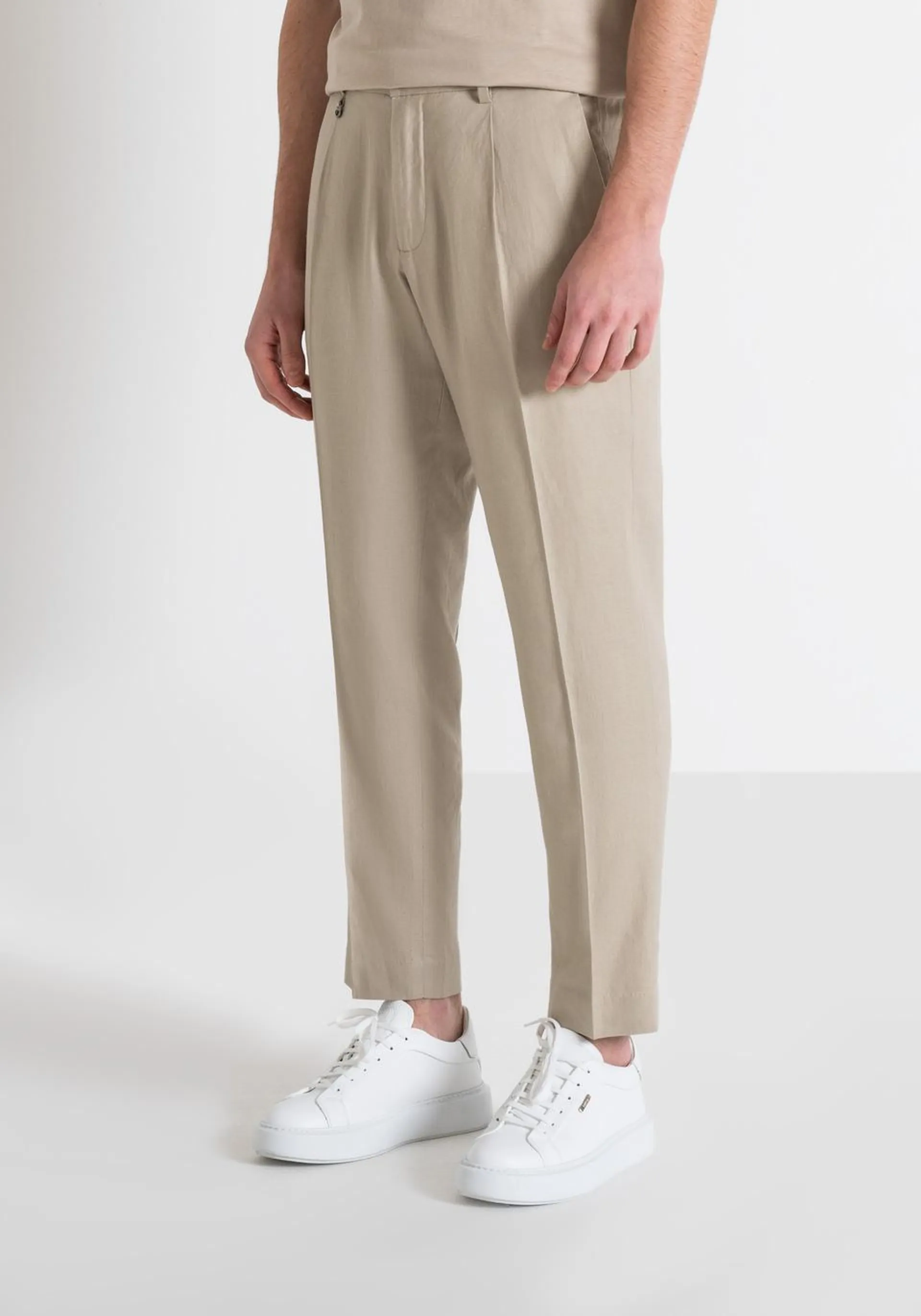 GUSTAF CARROT FIT TROUSERS IN LINEN VISCOSE BLEND FABRIC