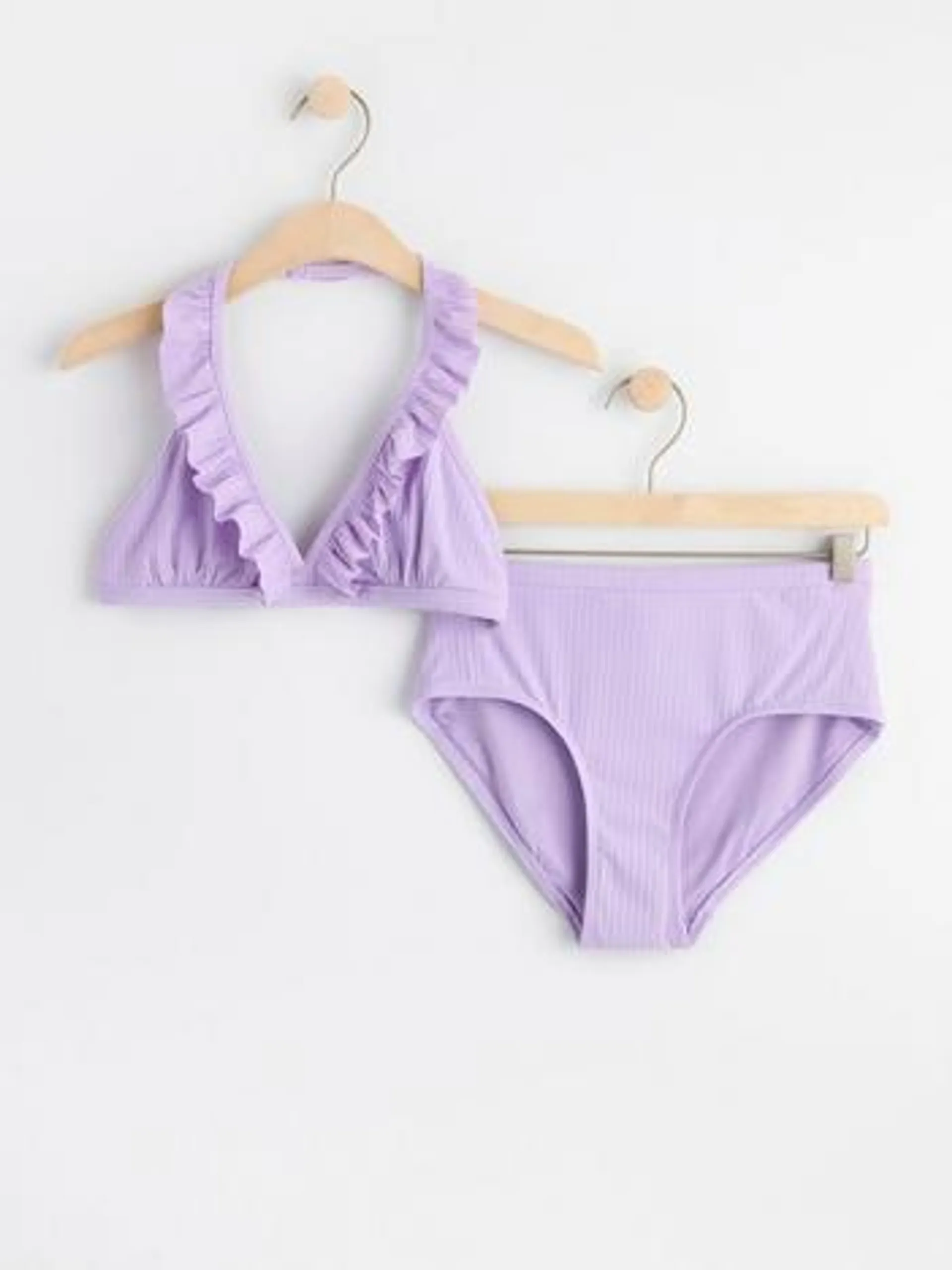 Ribbestrikket halterneck-bikini med rysjer