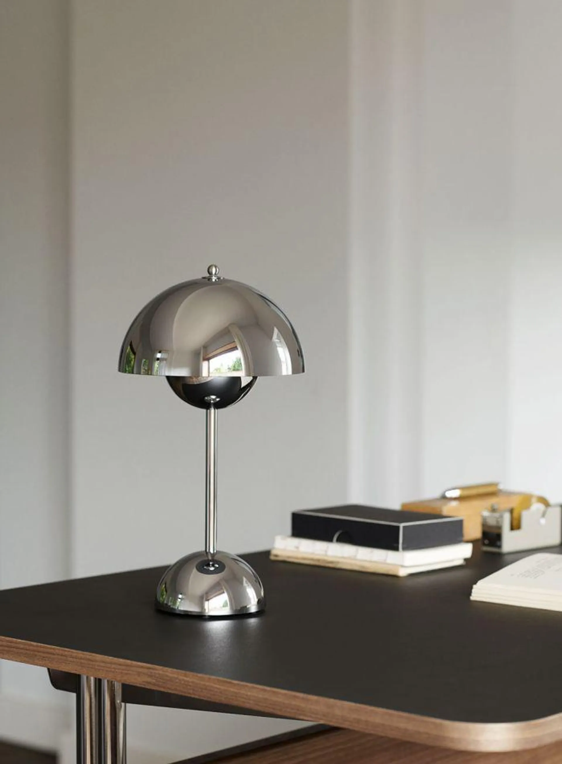 Flowerpot VP9 oppladbar bordlampe H30 - krom