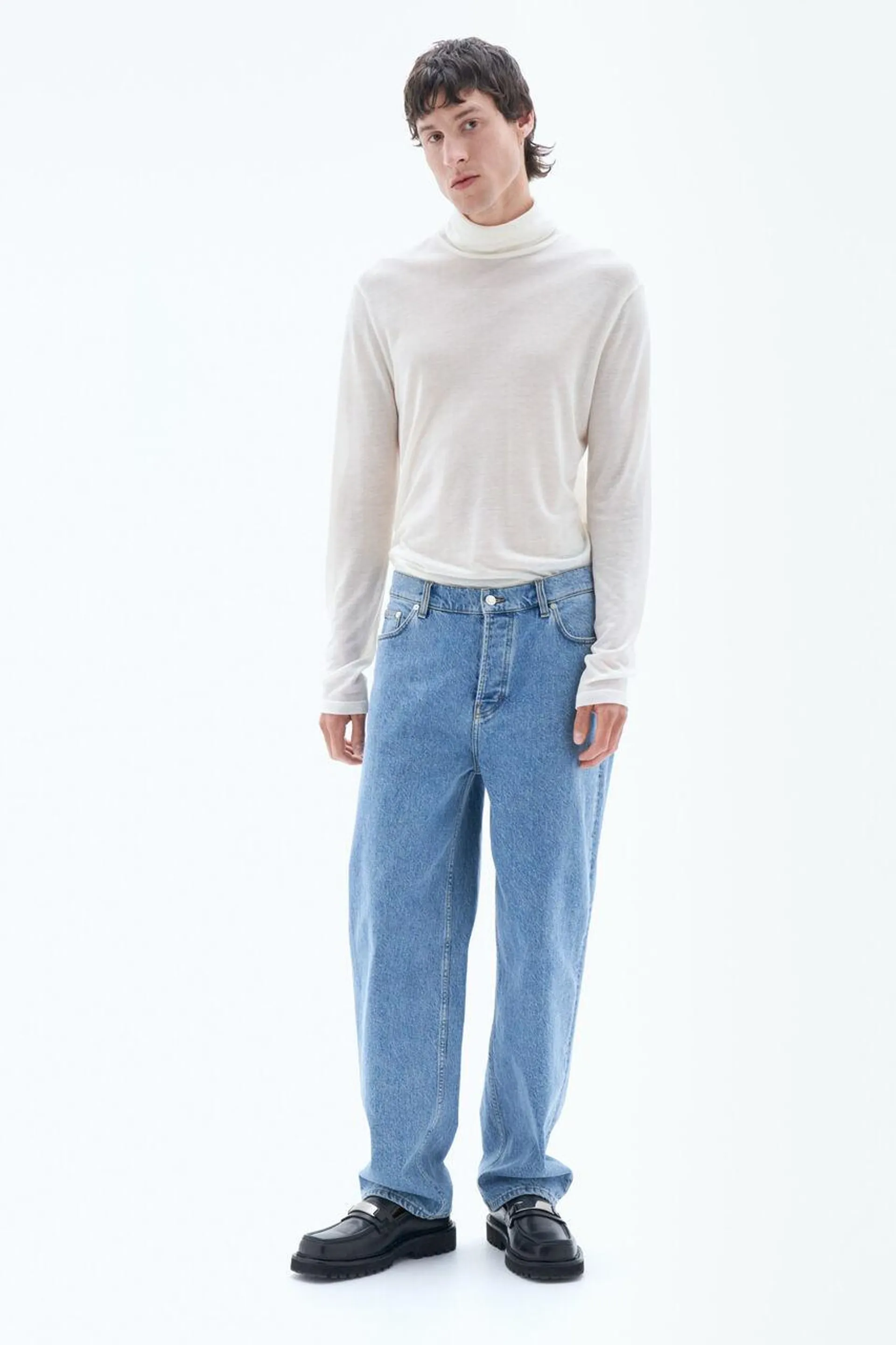 Loose fit jeans with a tapered hem, in organic cotton denim with slight stretch.