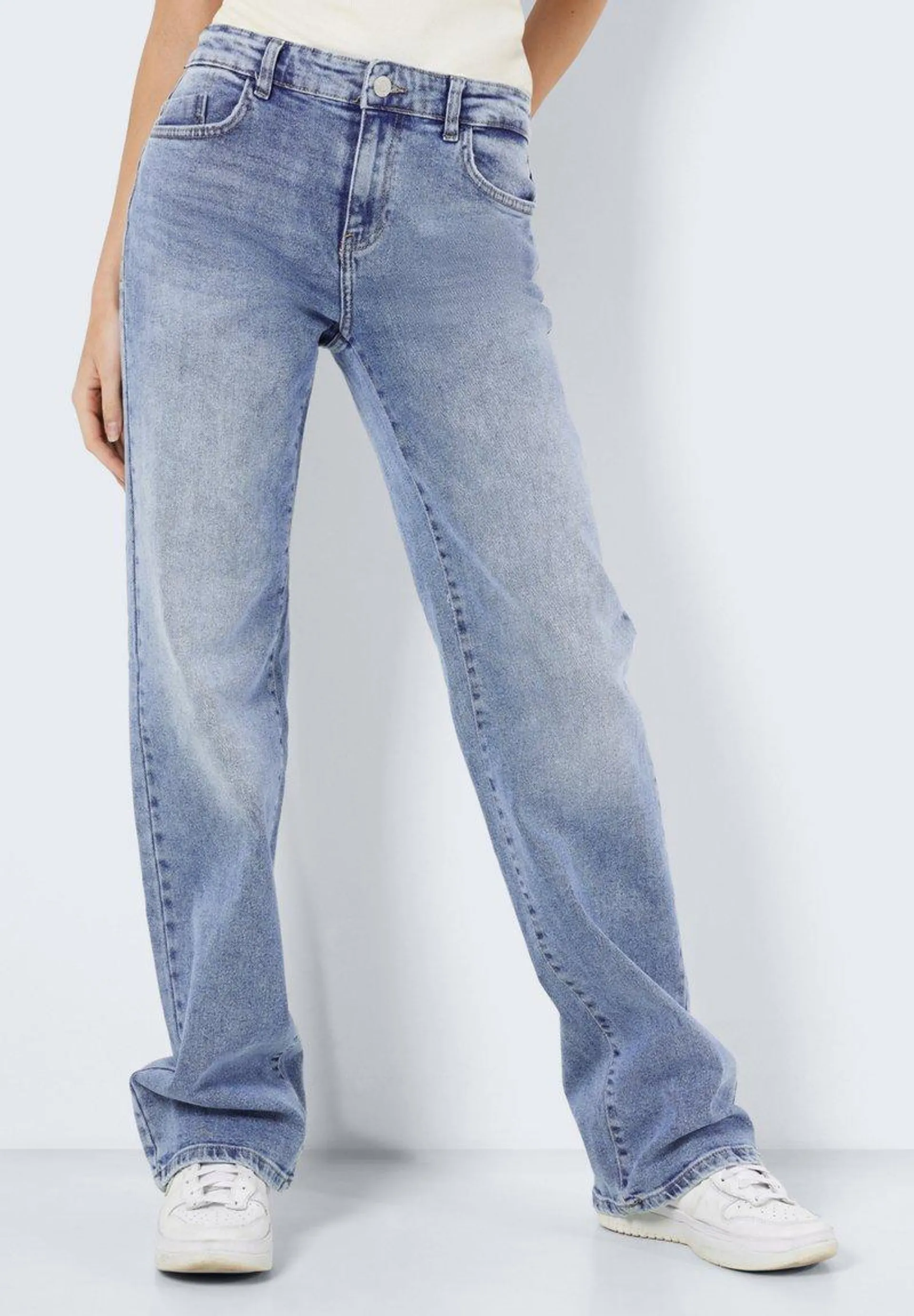 MIT WEITEM BEIN NMYOLANDA NORMAL WAIST - Straight leg jeans - light blue denim