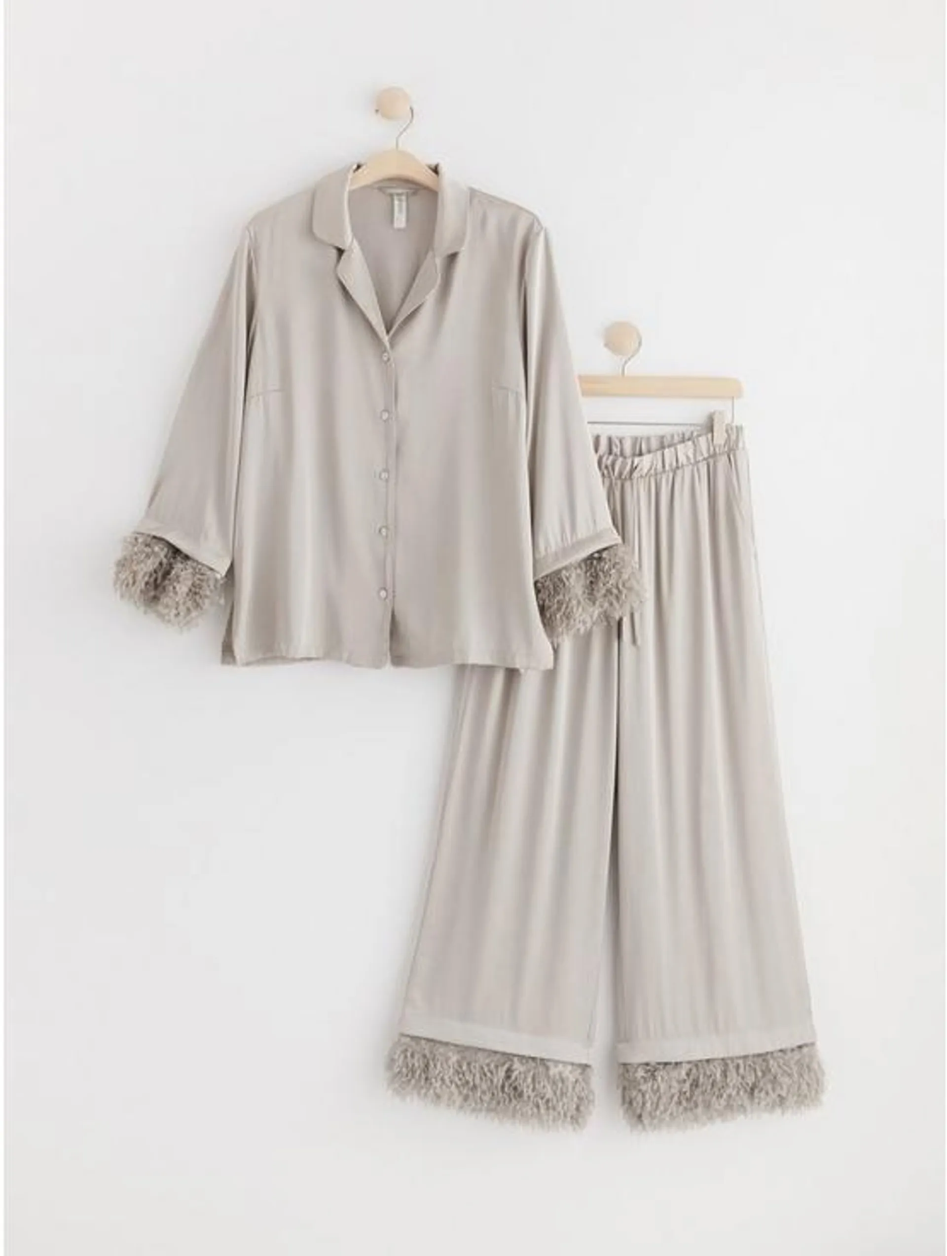 Pyjamassett i sateng med fuskefjær