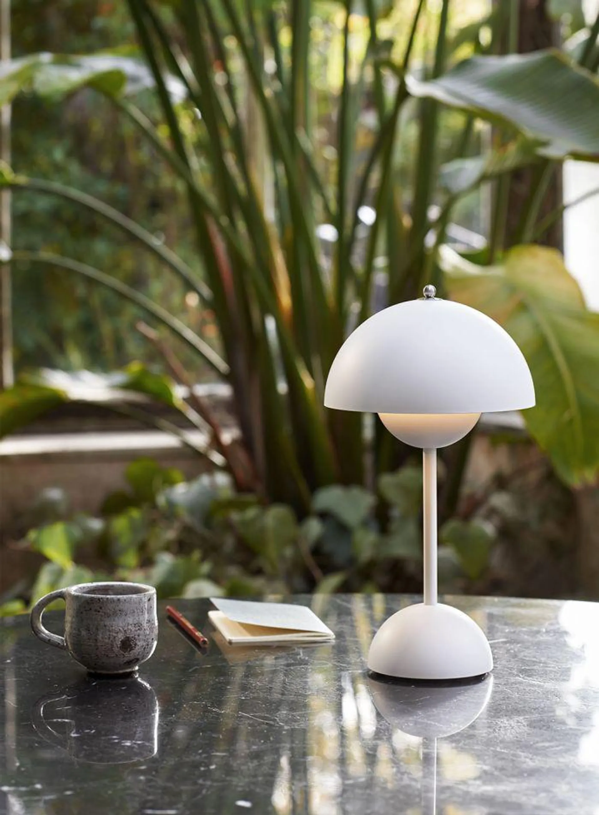 Flowerpot VP9 oppladbar bordlampe H30 - matt hvit