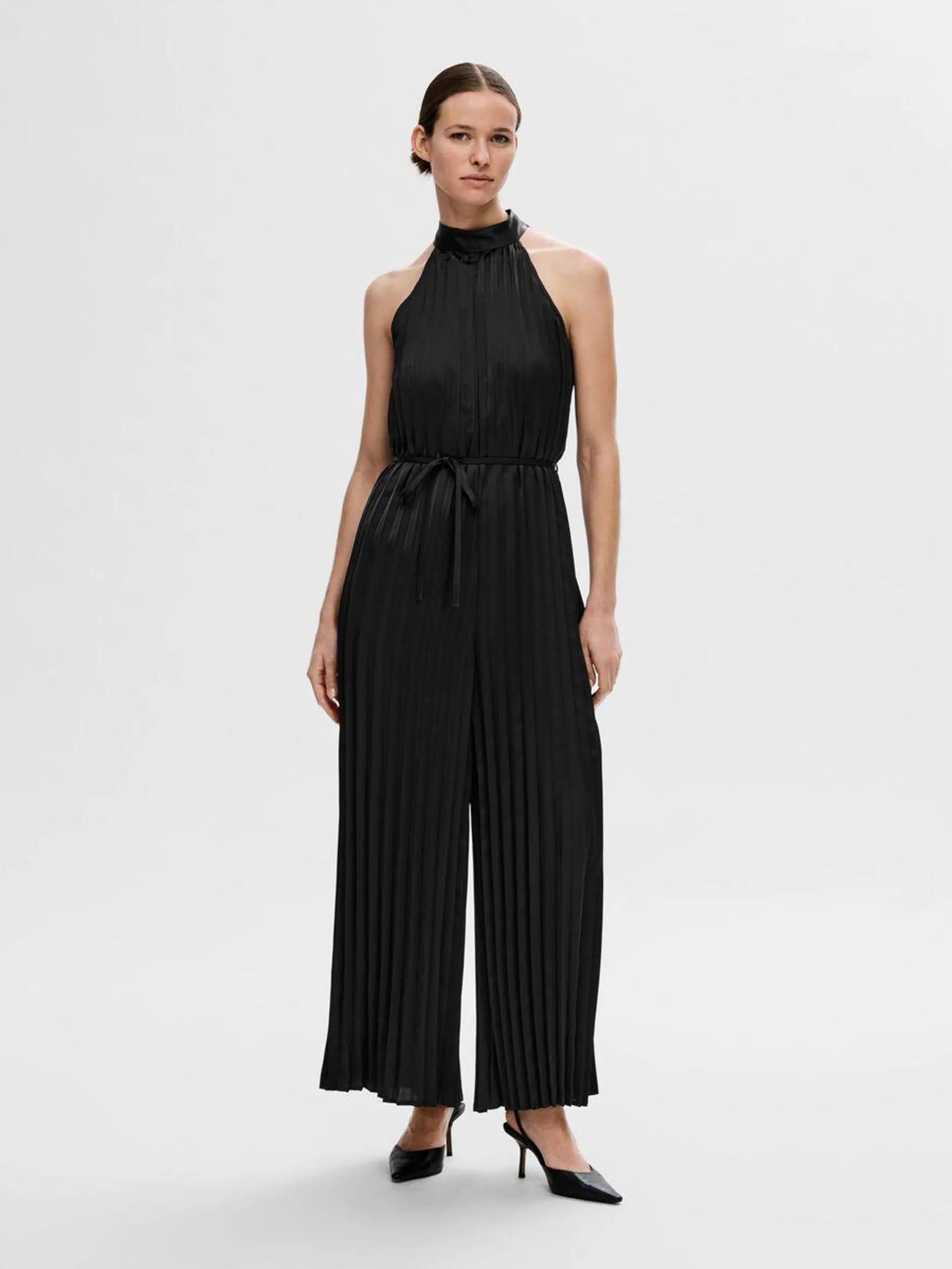 HALTERNECK FINPLISSERT JUMPSUIT