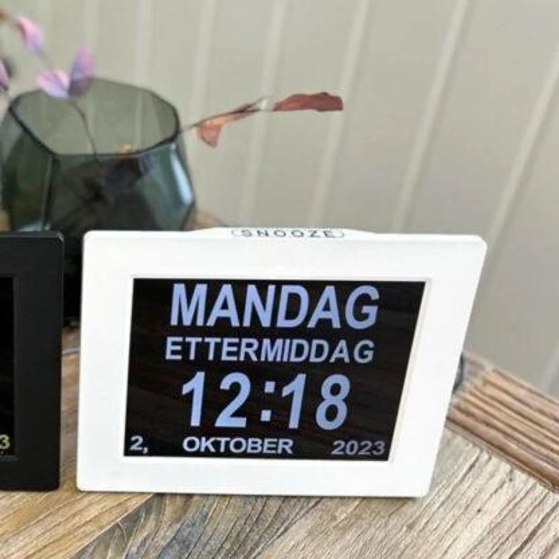 Lettleselig kalender-klokke for eldre – norsk, hvit