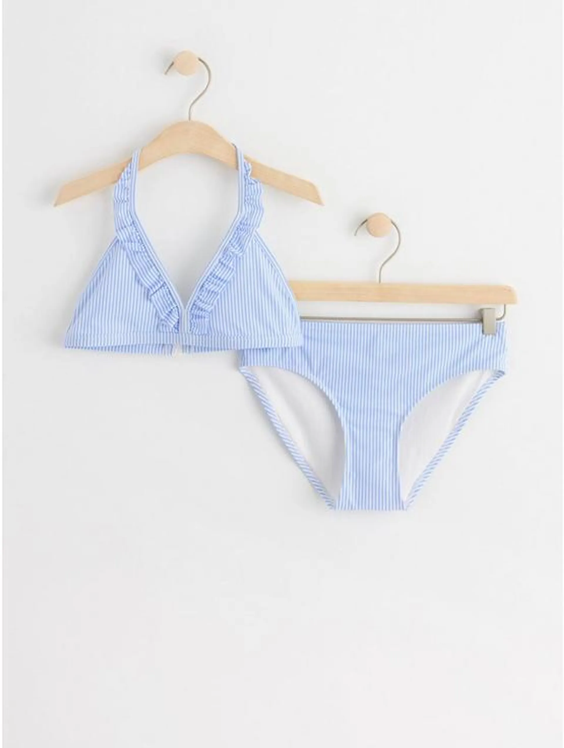 Halterneck-bikini med mønster og rysjer