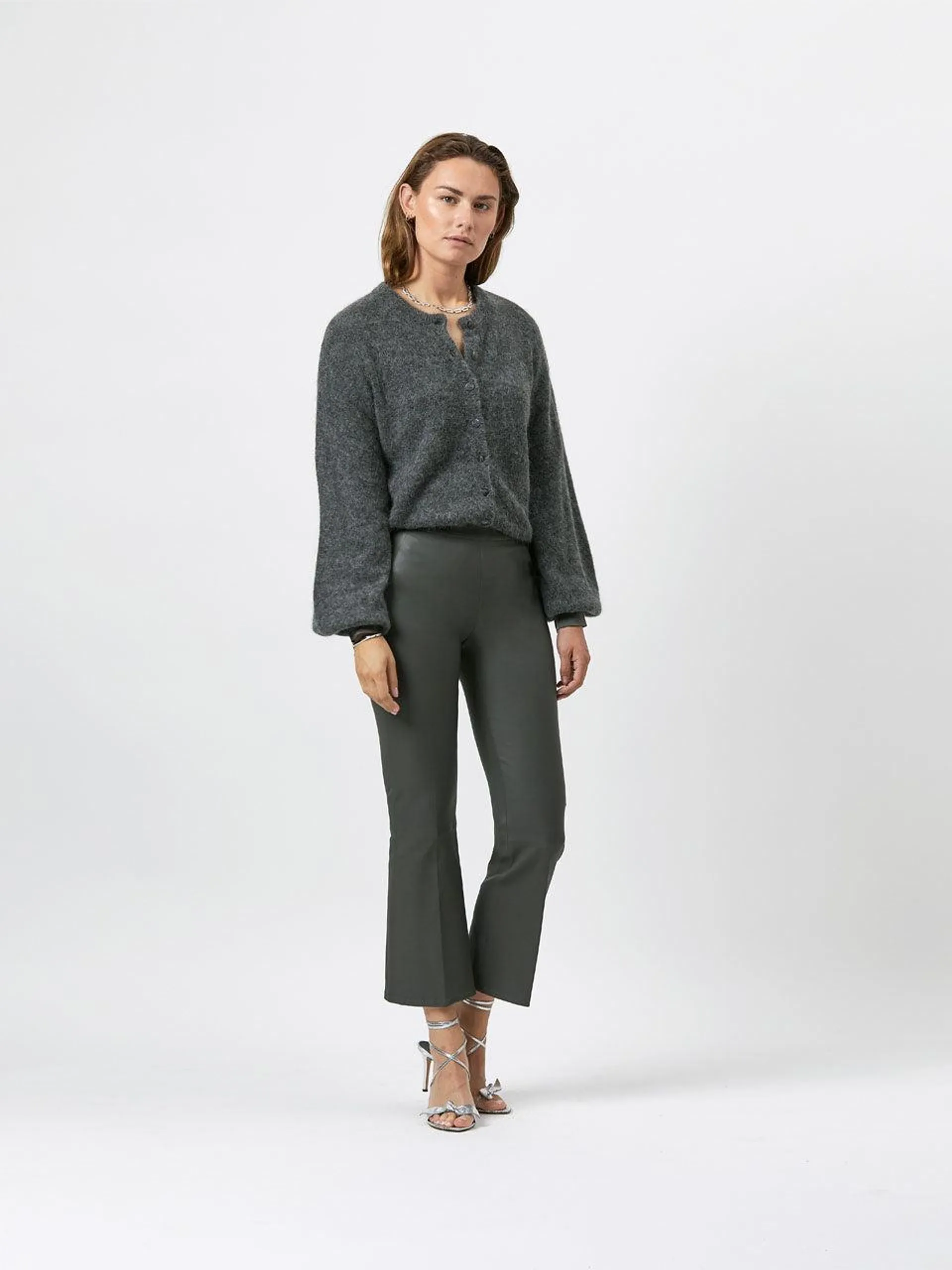 TYSON CROP FLARE LEATHER PANTS Grå