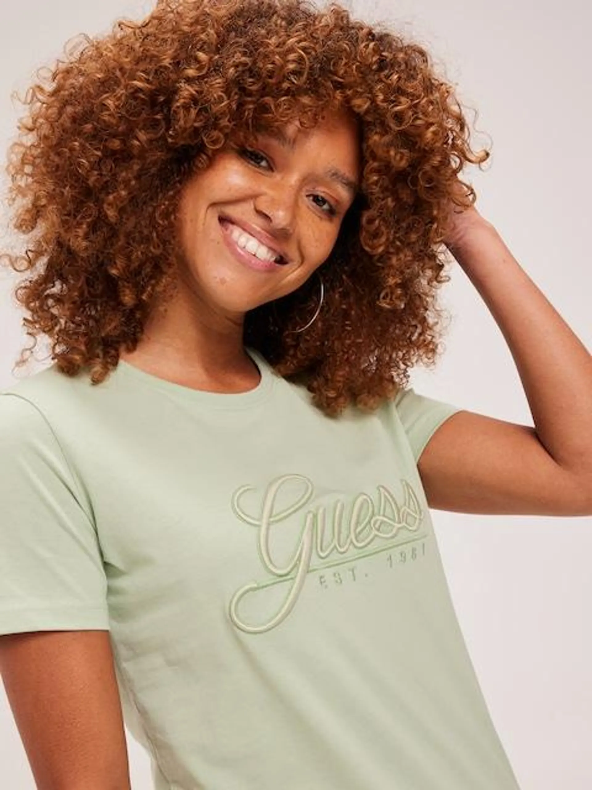 Guess Script Tee In Green Aventurine