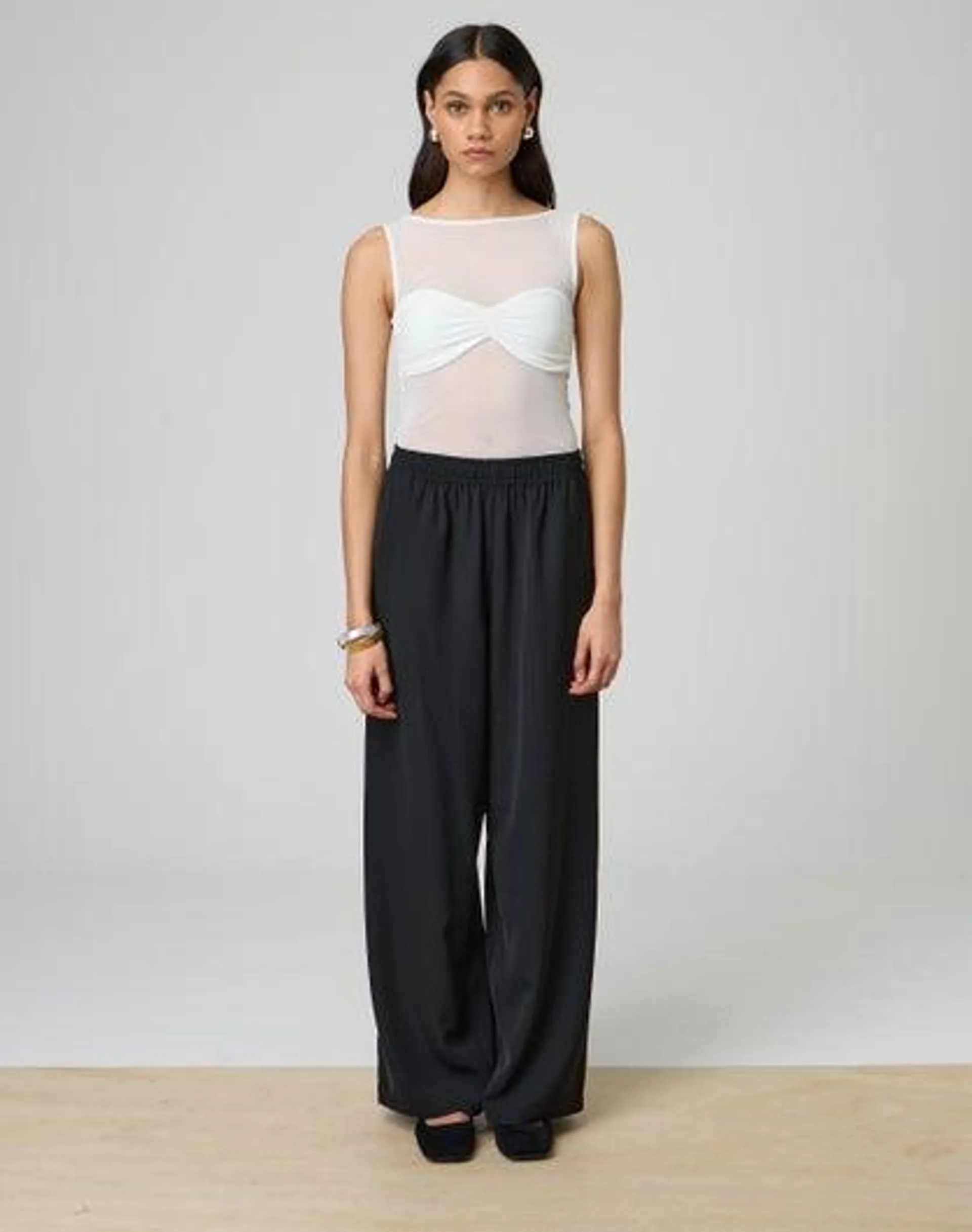 Elastic Waist Relaxed Leg Pant