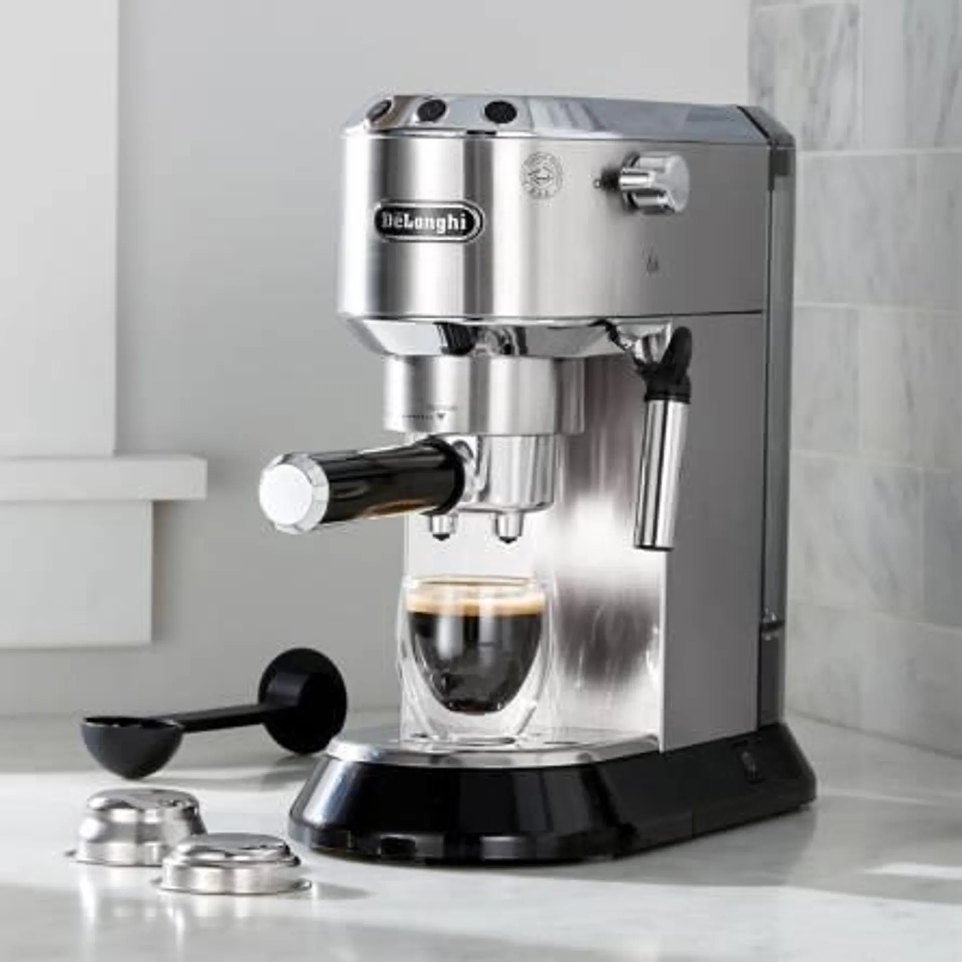 Cafetera Dedica EC680M DELONGHI