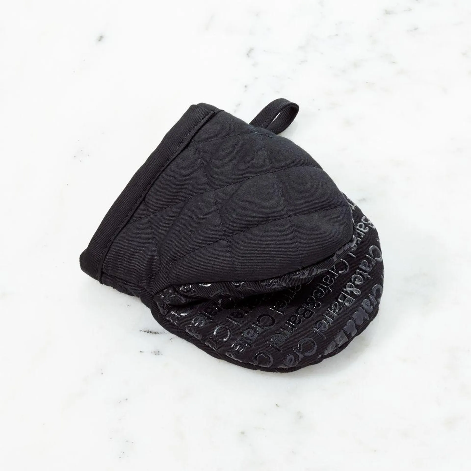 Mini Guante para Horno con Agarre de Silicona Crate and Barrel Negro