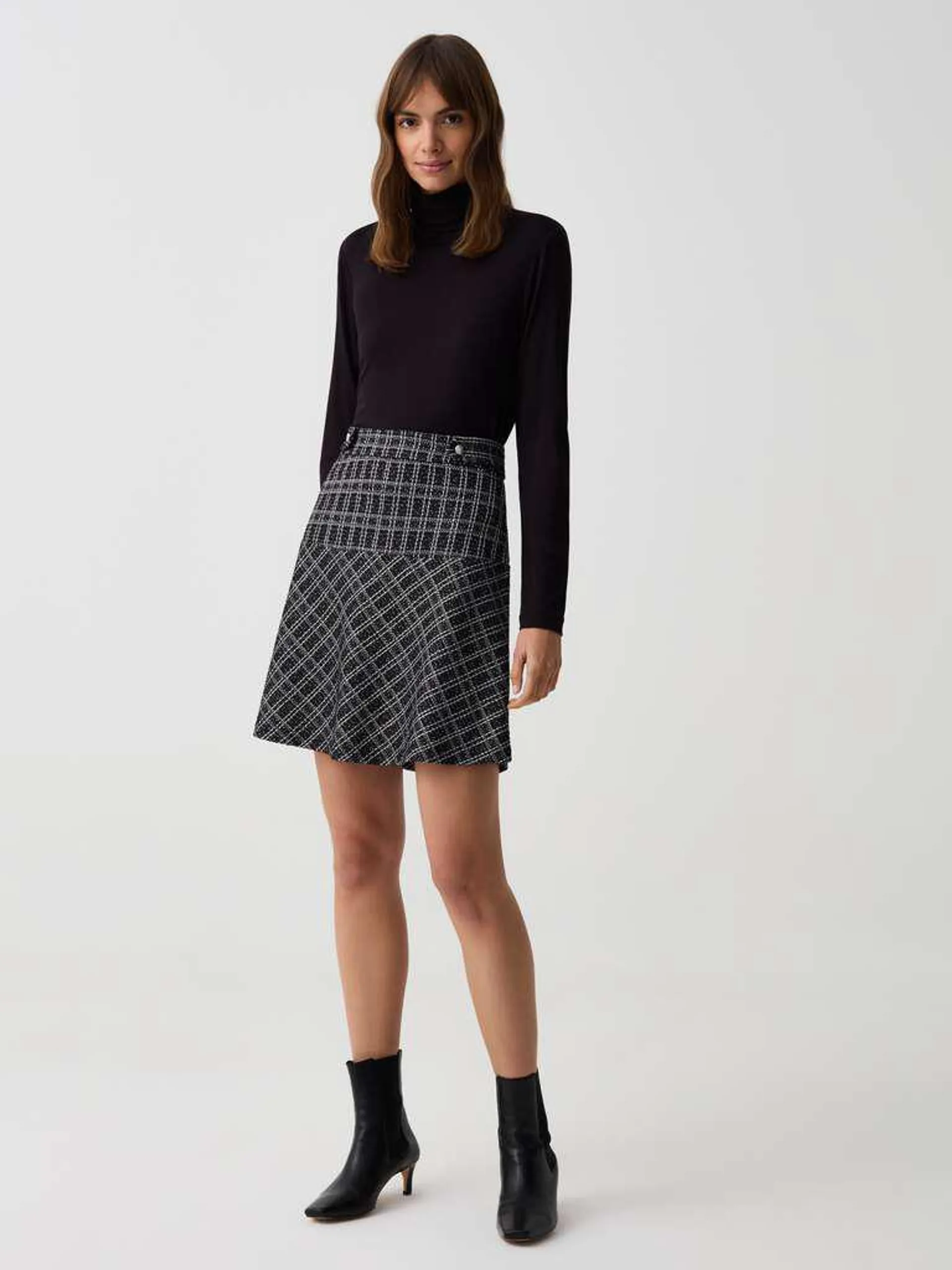 White/Black Short full skirt in patterned lurex
