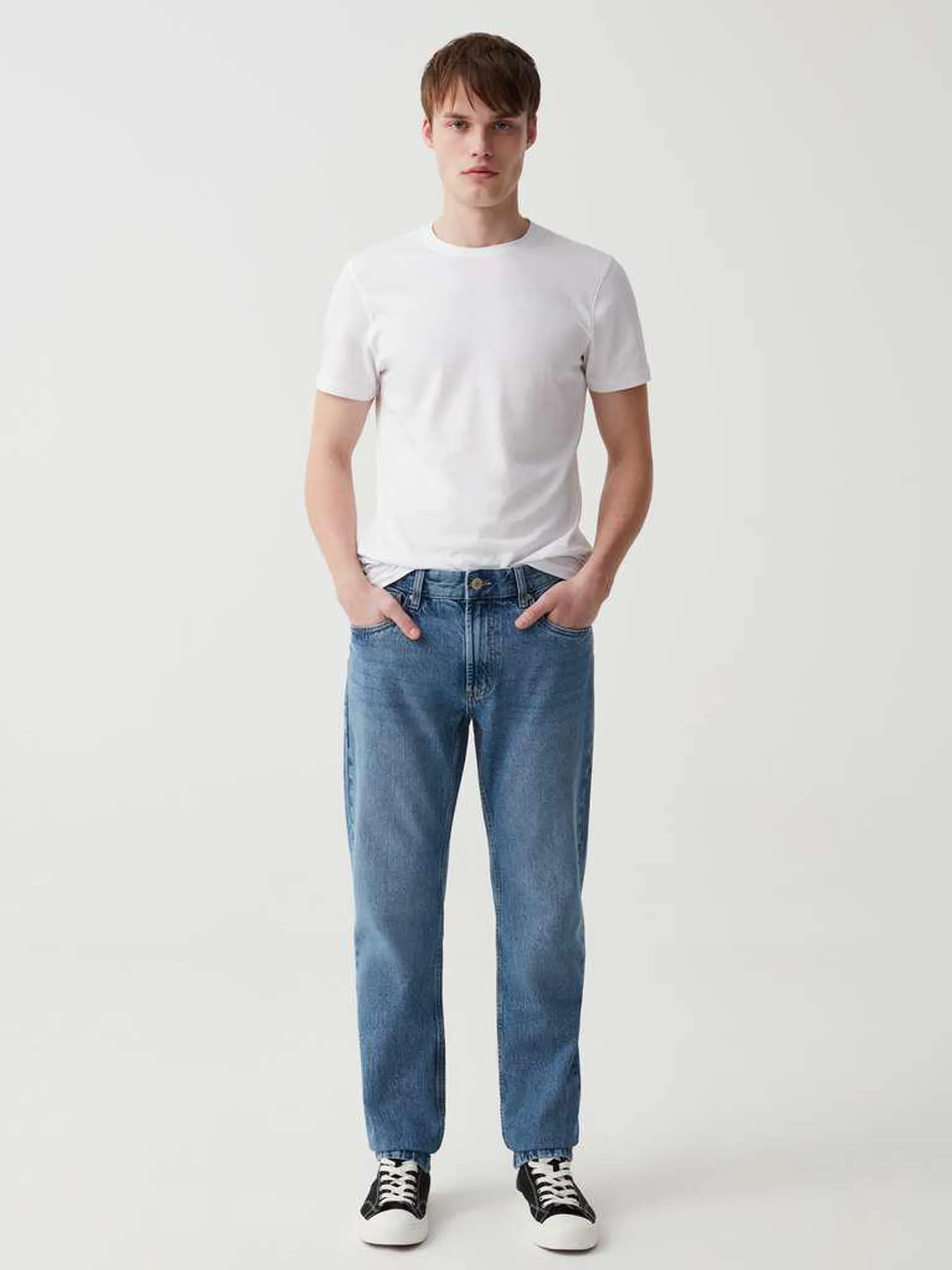 Light Wash Slim-fit jeans with five pockets
