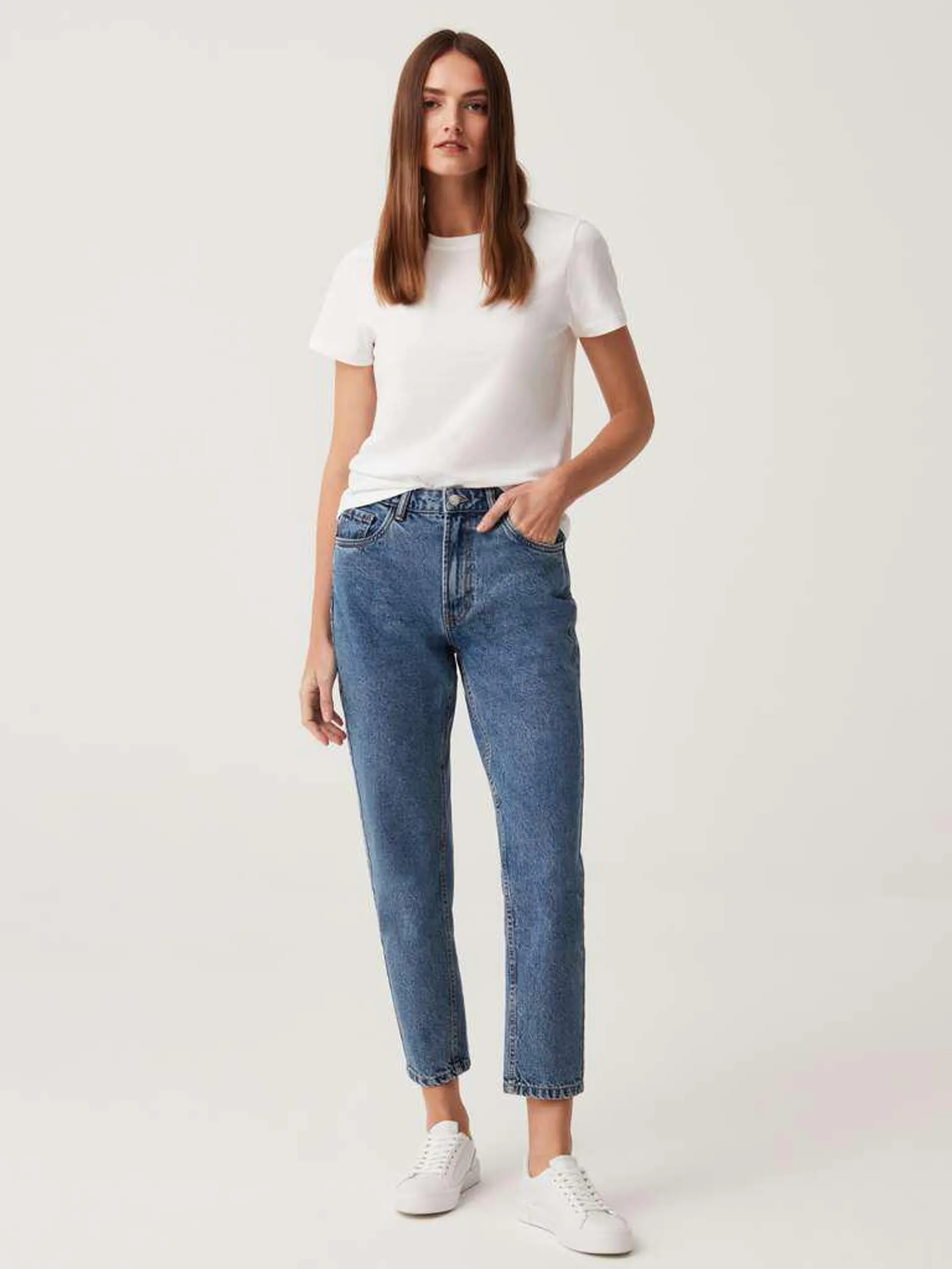 Medium Wash Mum-fit jeans with five pockets