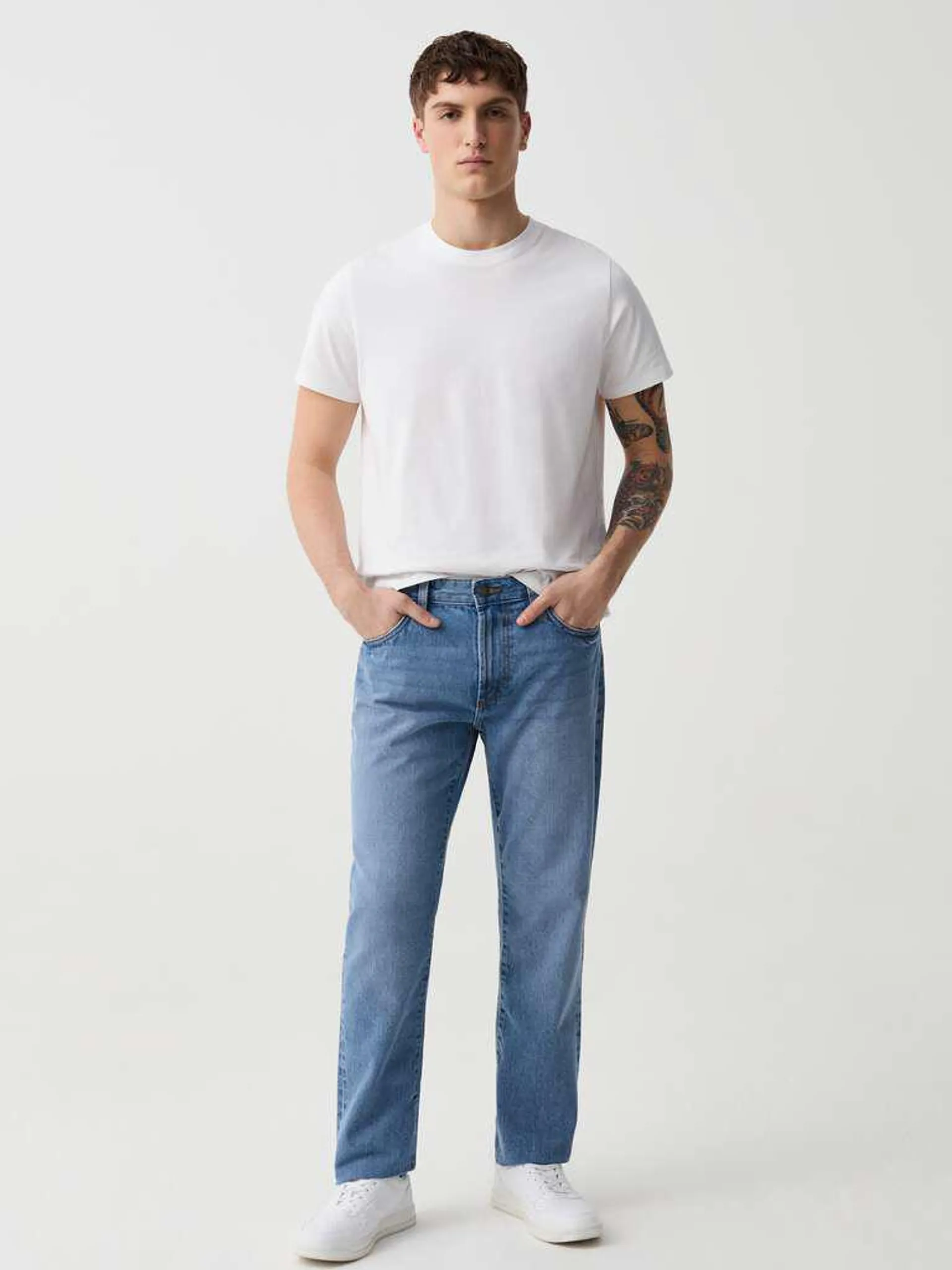 Medium Wash Regular-fit jeans with five pockets