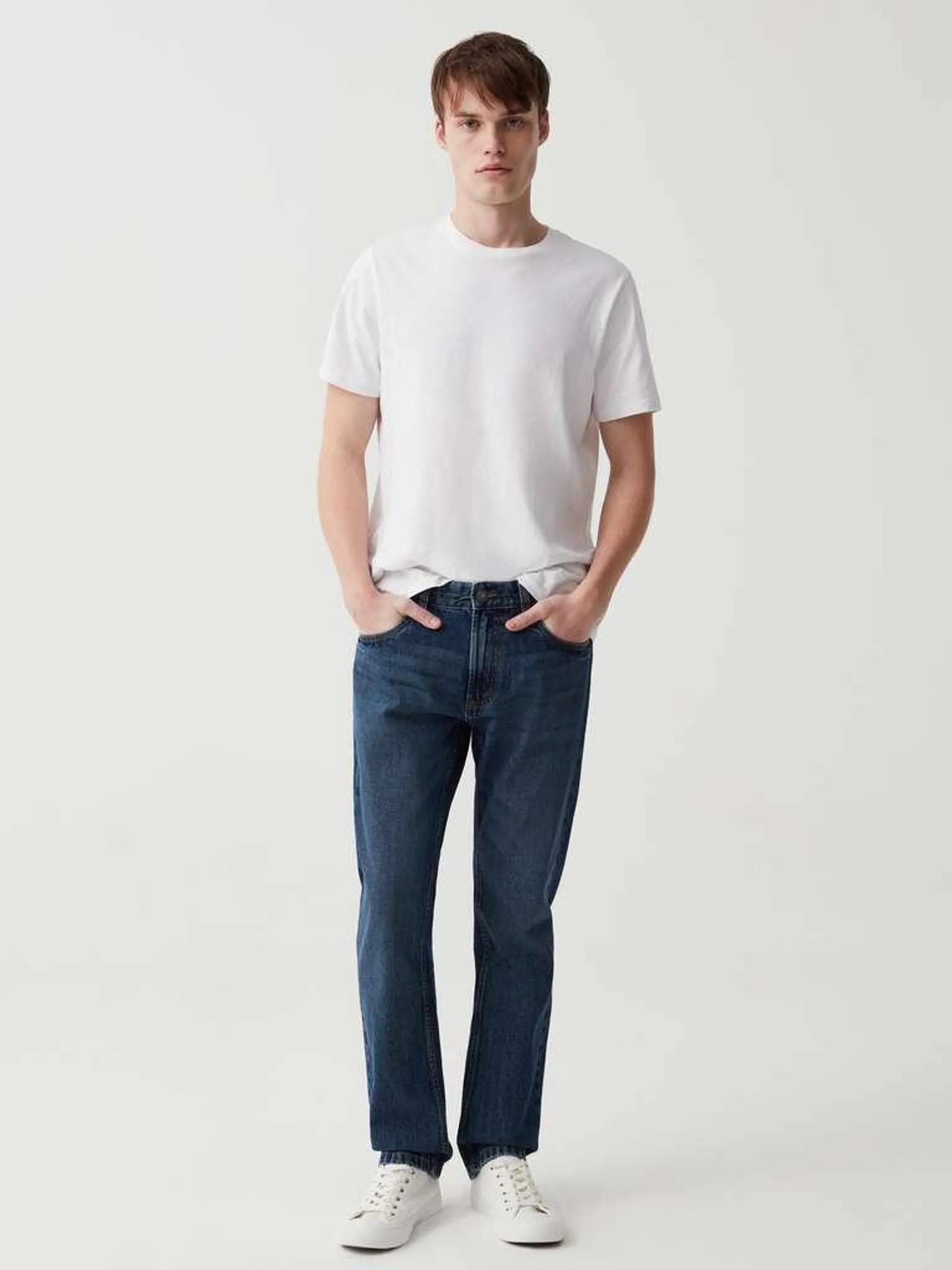 Medium Wash Slim-fit jeans with five pockets