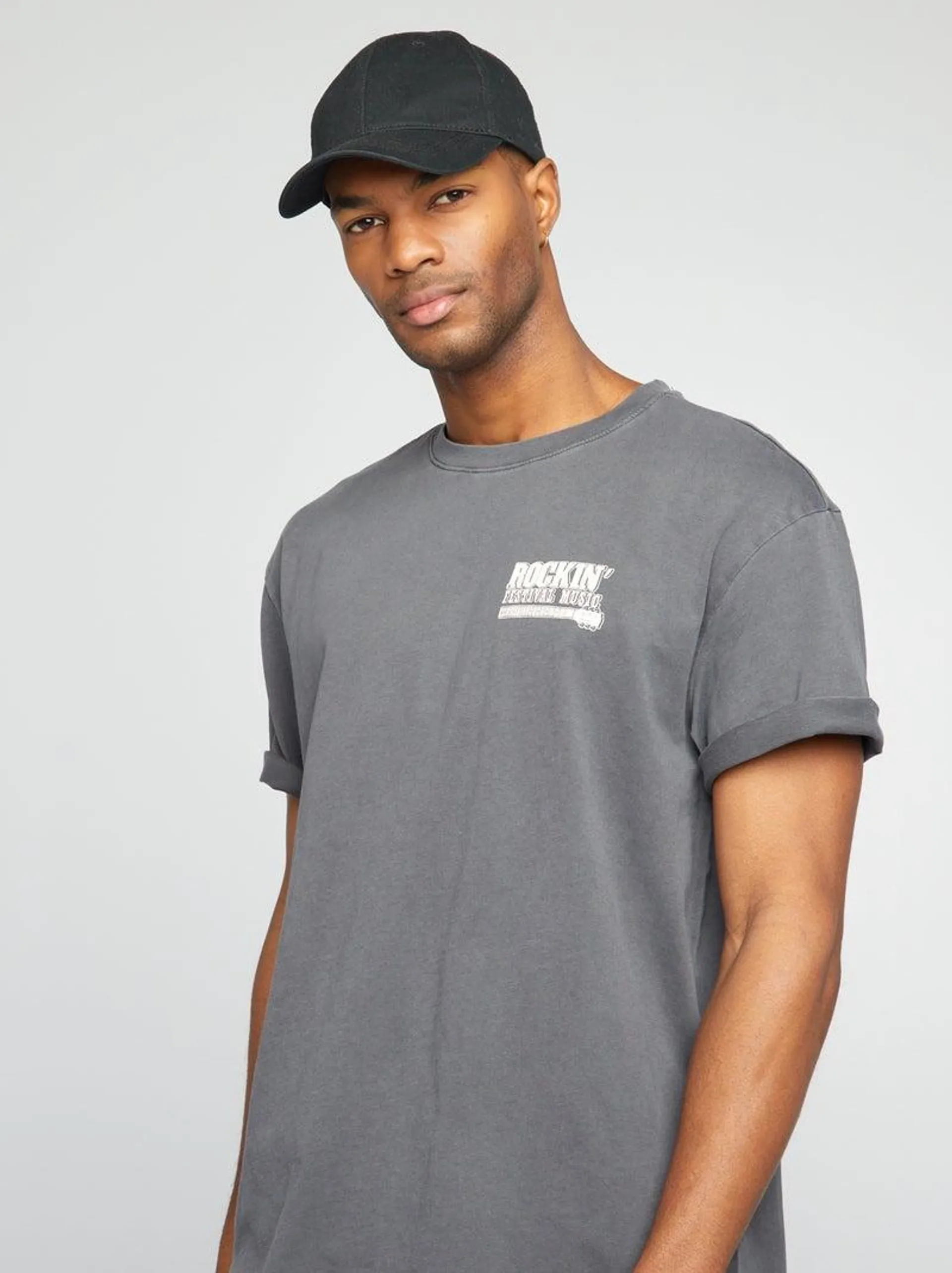 T-shirt estilo oversize com estampado - CINZA