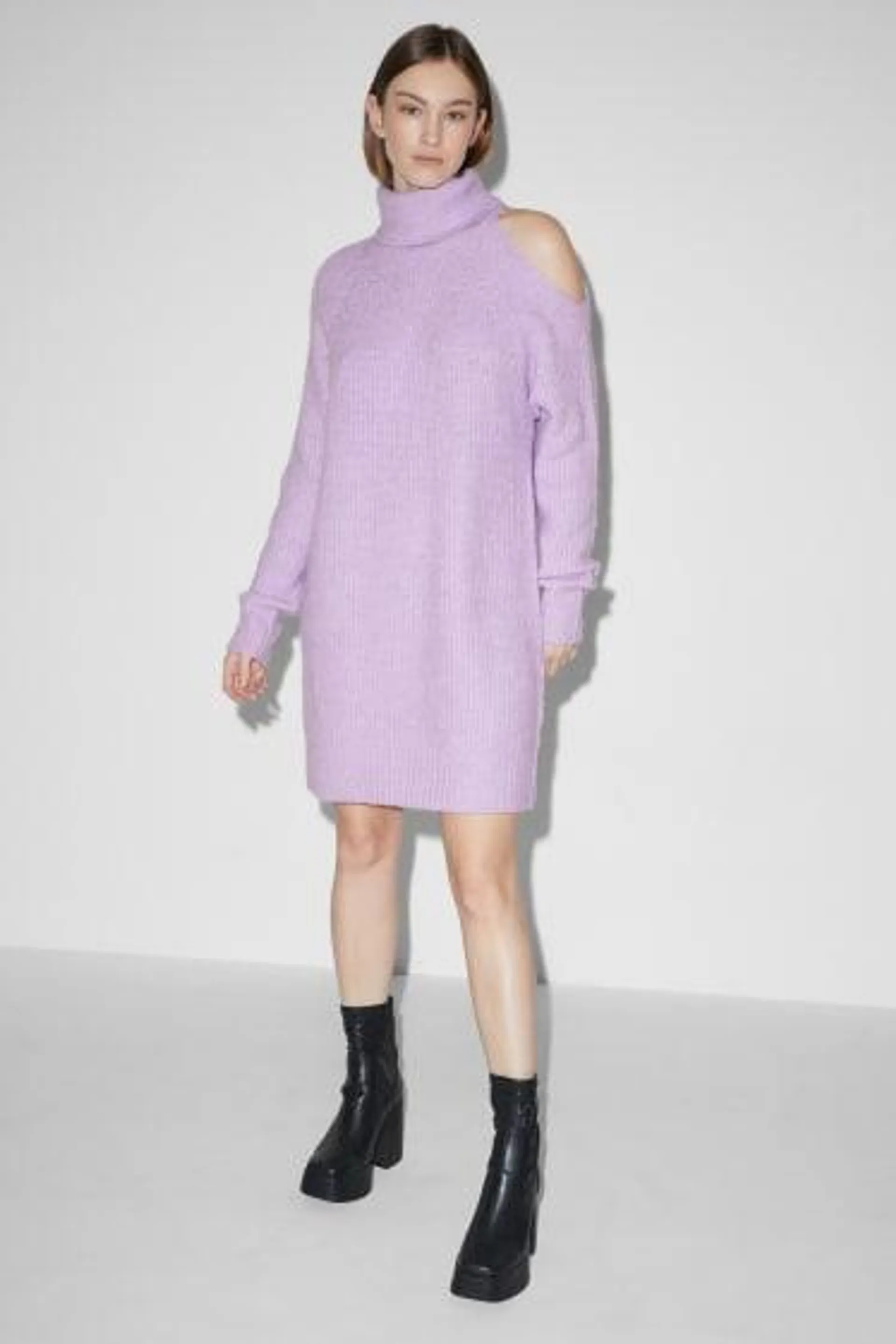 Knitted dress with cut-out