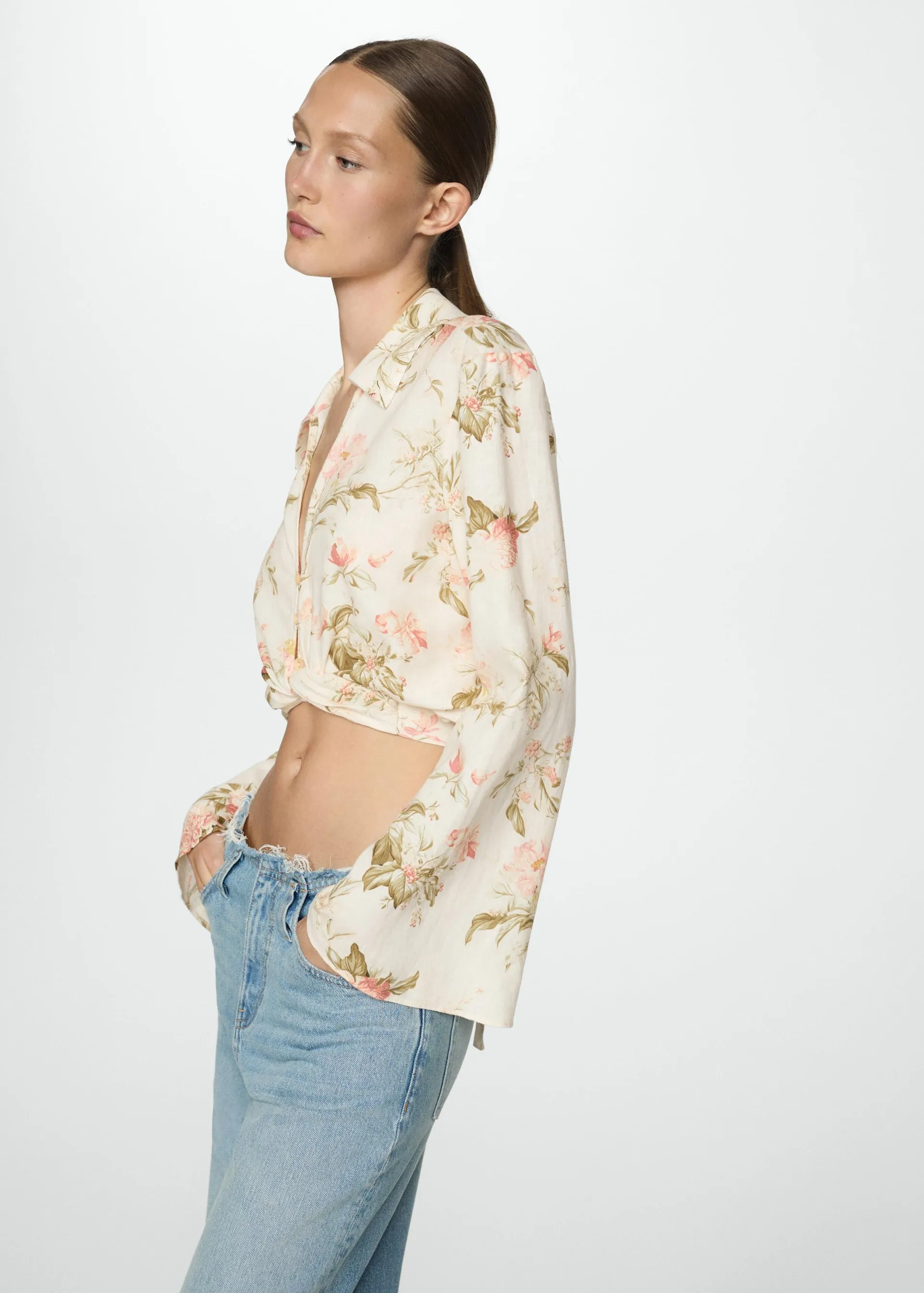 Blusa de linho às flores