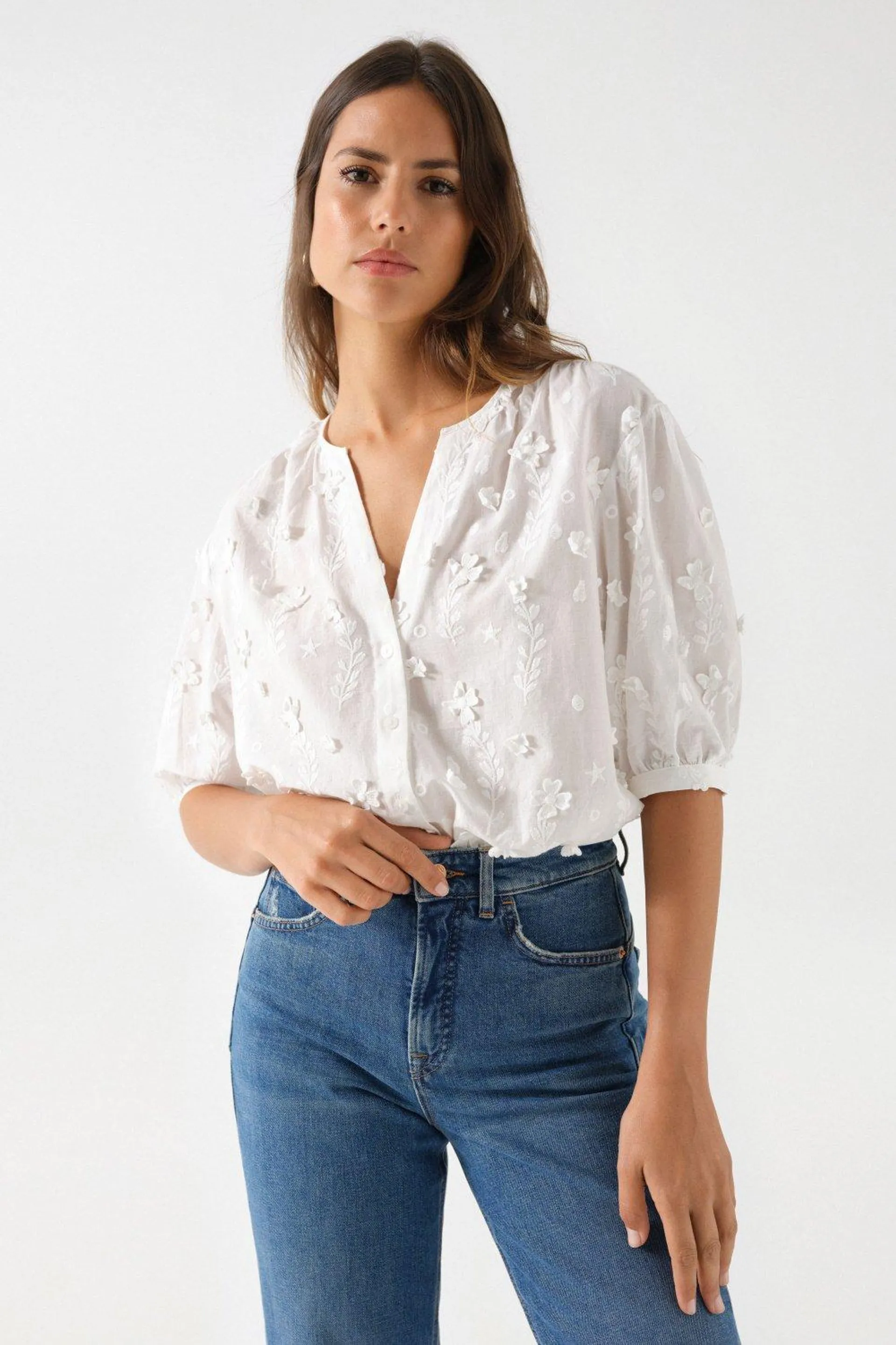 BLUSA COM DETALHES BORDADOS