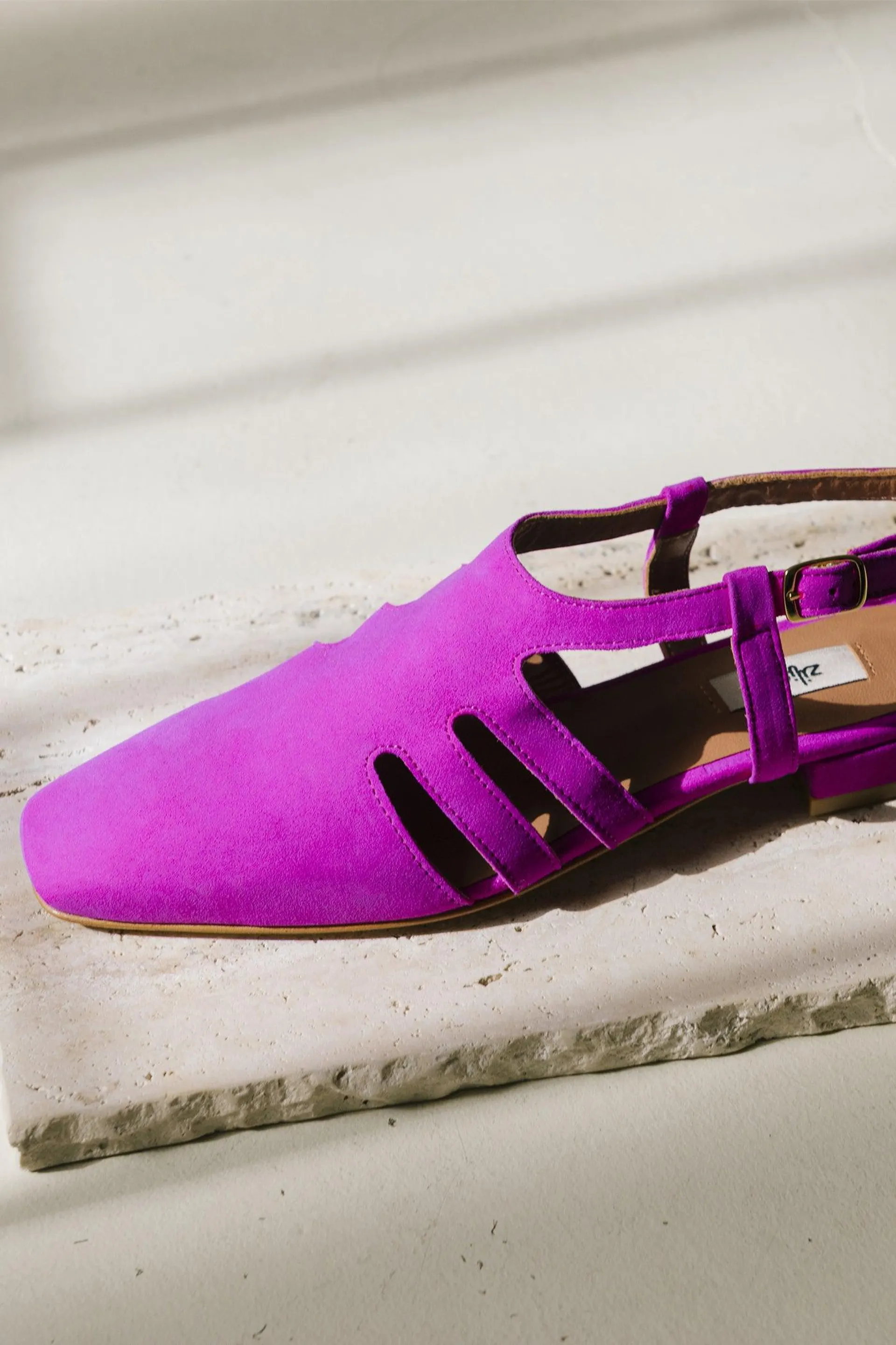 Sapatos rasos com recortes em camurça Fuschia