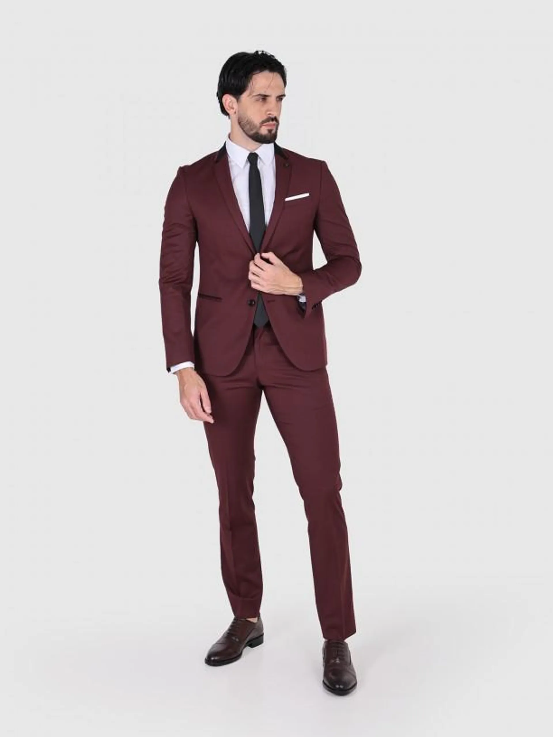 Fato liso slim fit detalhe na lapela