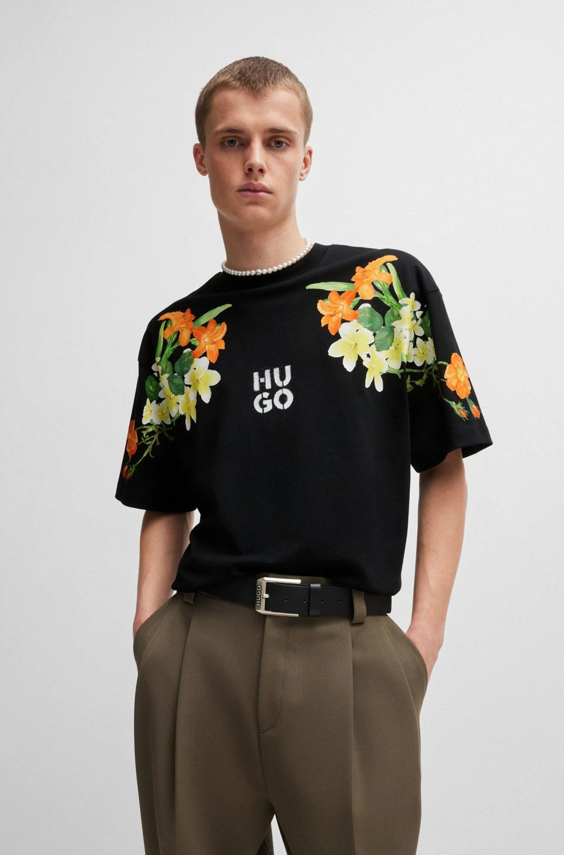 T-shirt em jersey de algodão, com estampado floral e logótipo sobreposto