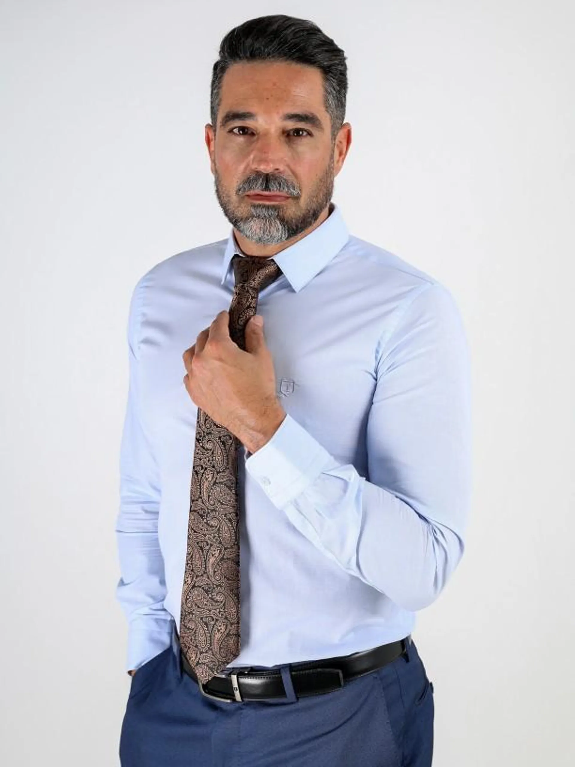 Camisa clássica slim fit com bordado