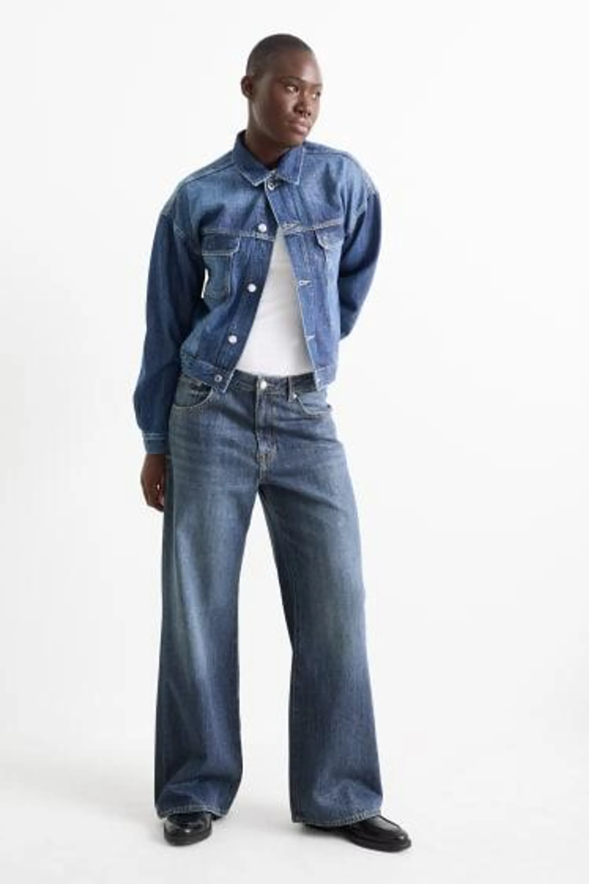 Wide leg jeans - mid-rise waist