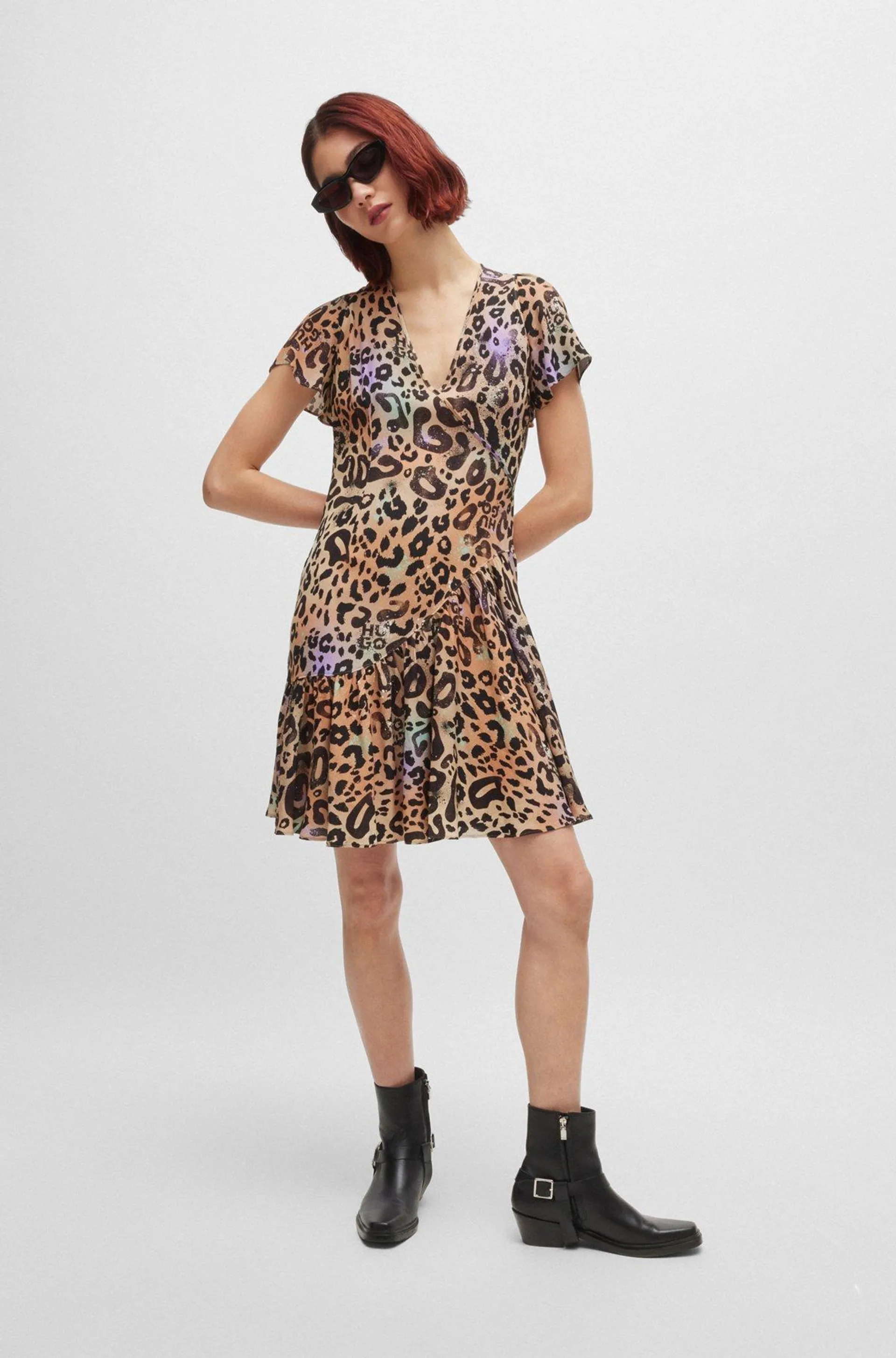 Vestido de trespasse em tecido com estampado de leopardo