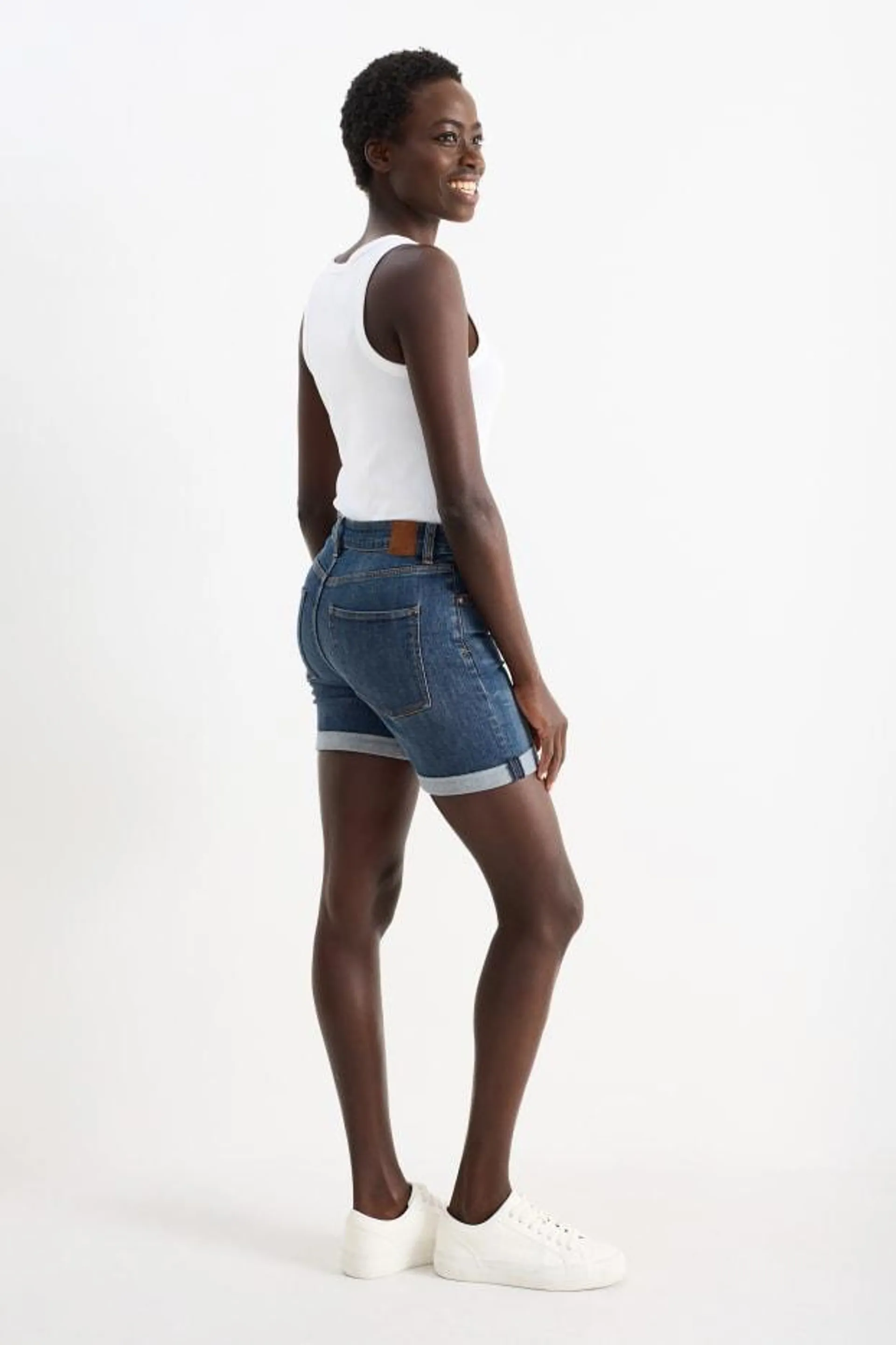 Denim shorts - mid-rise waist - LYCRA®