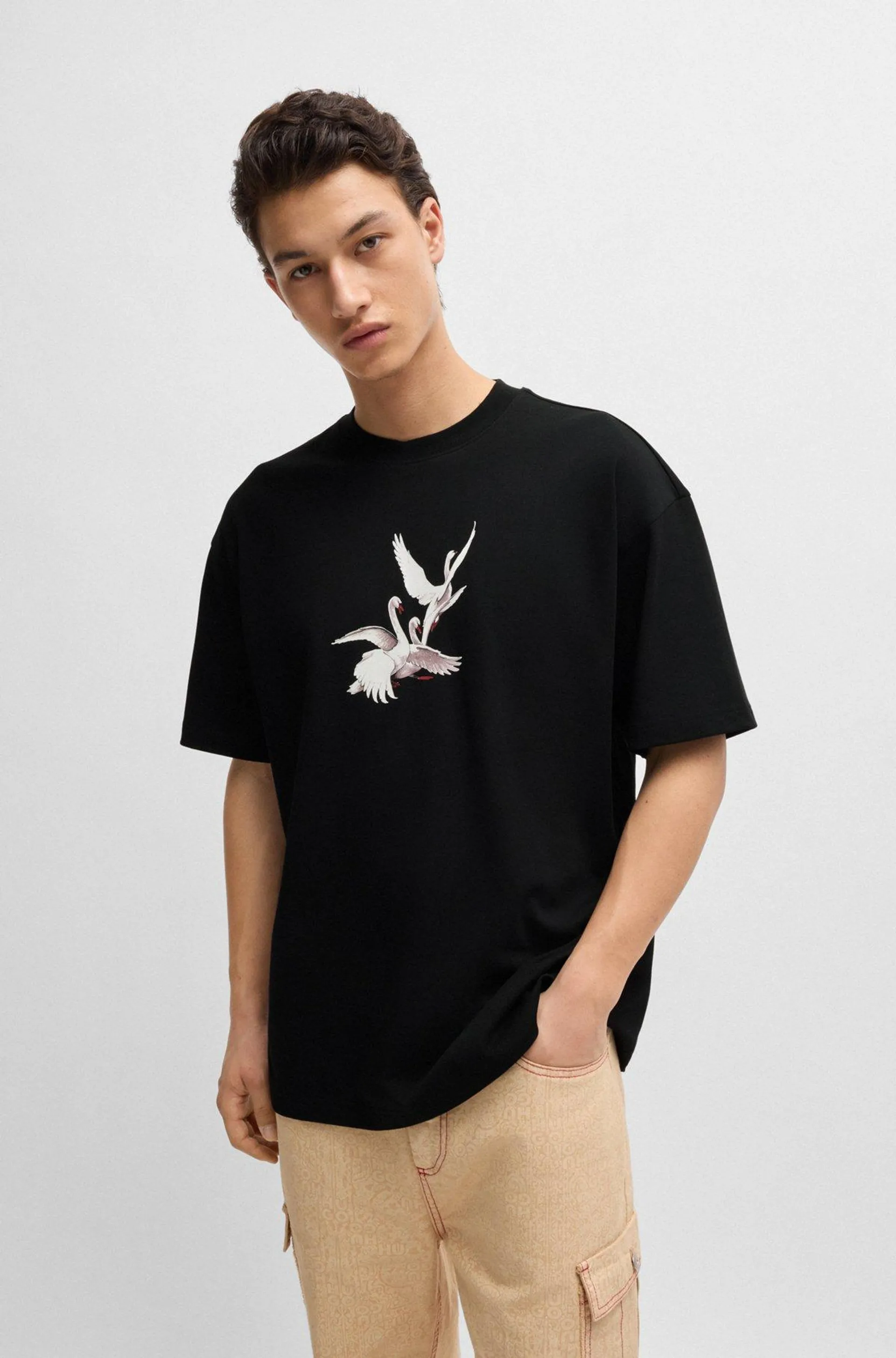 T-shirt de ajuste grande HUGO x Les Benjamins com gráfico do cisne