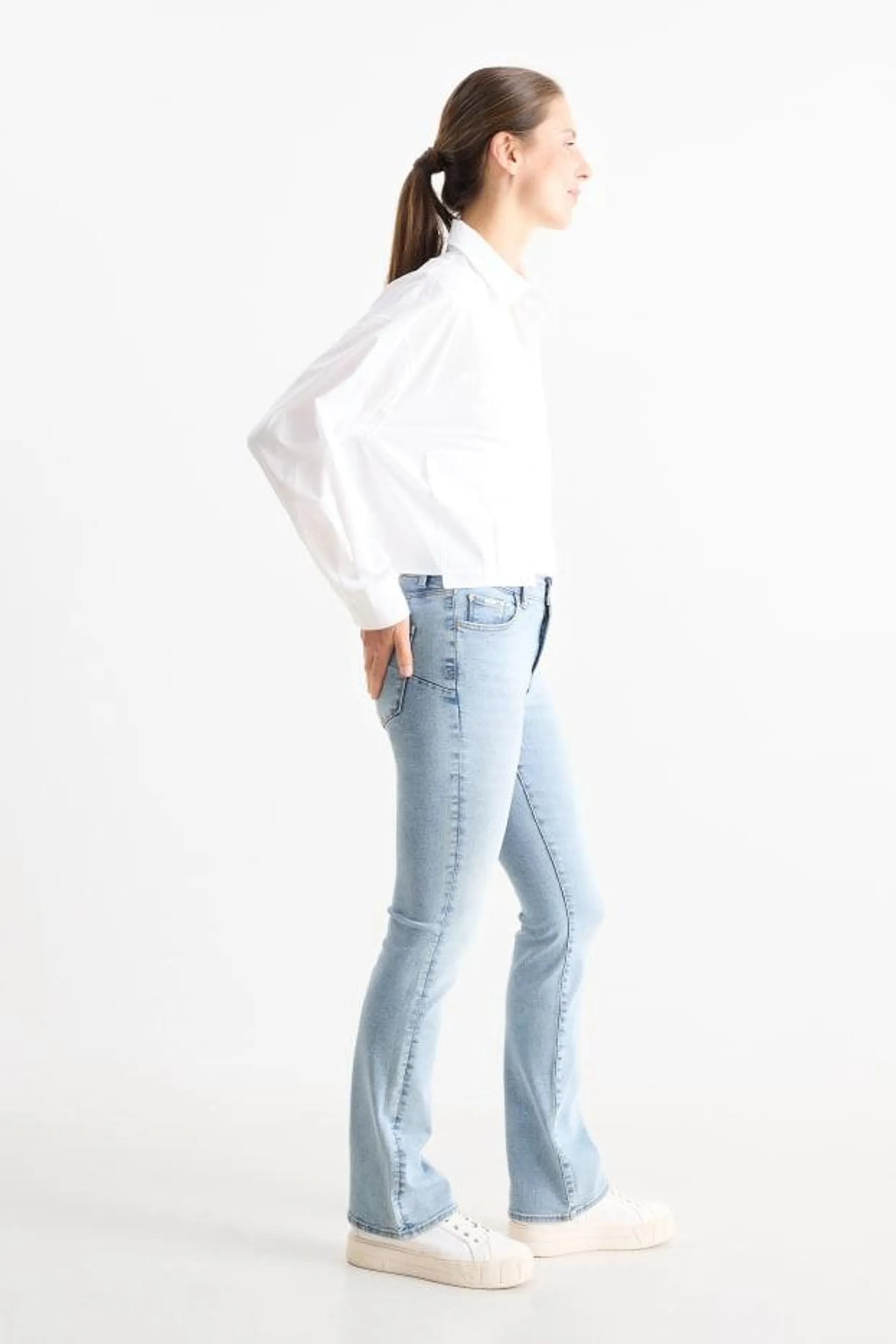 Bootcut jeans - mid-rise waist - shaping jeans - LYCRA®