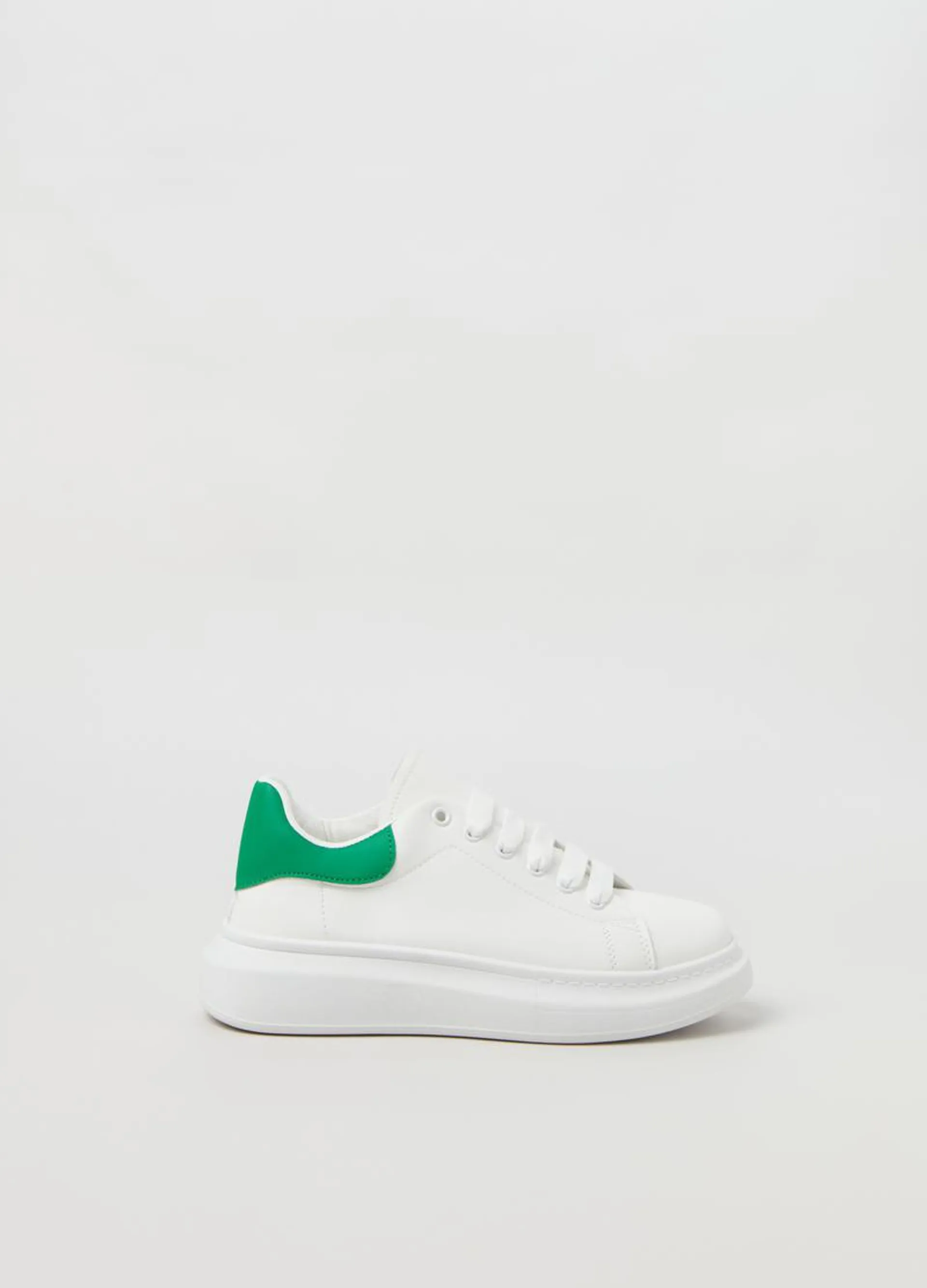 Sneakers with contrasting heel and thick sole