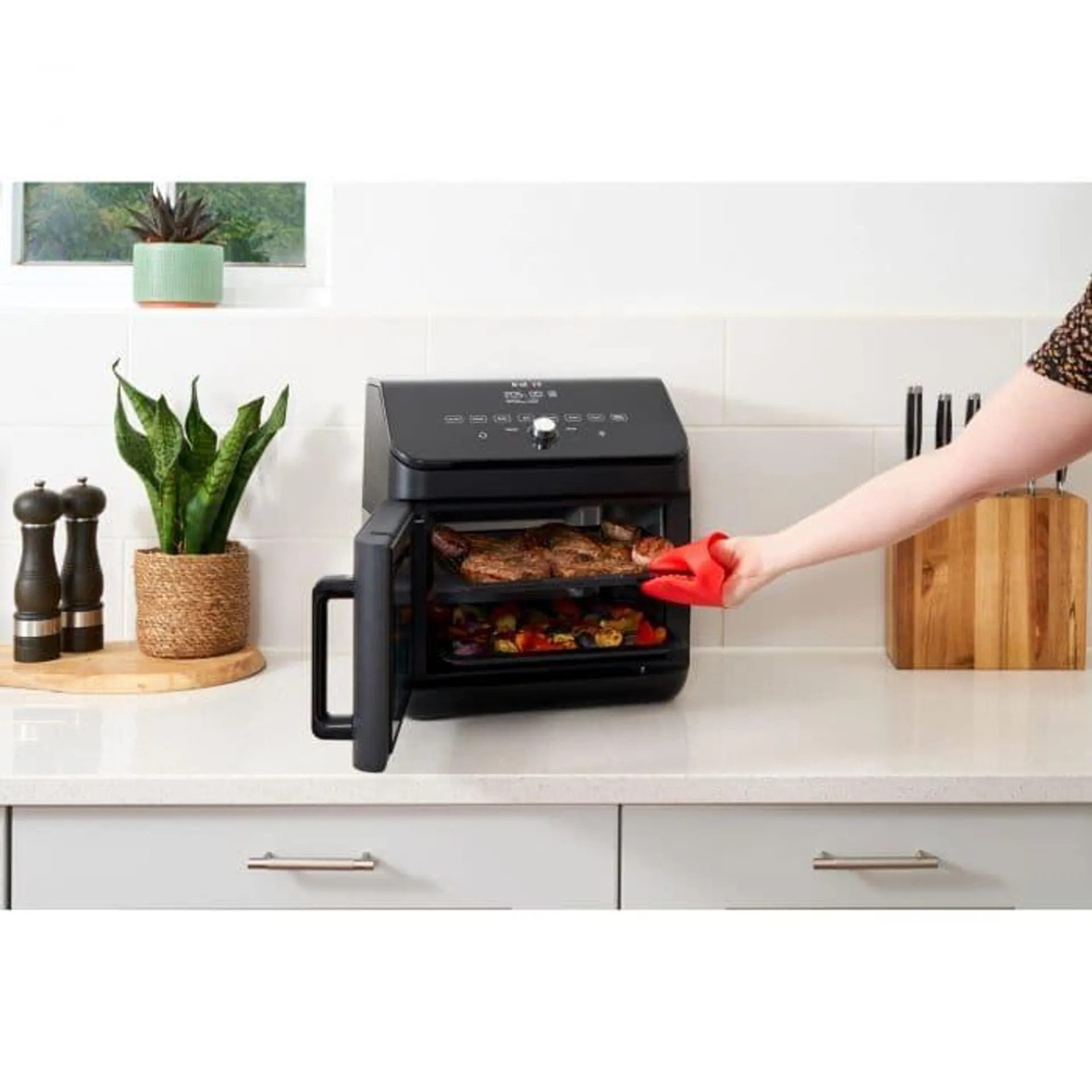 Friteuza cu aer cald Instant Vortex Plus Air Fryer Oven 13 L, 1700 W, 9 programe, Display digital, Negru