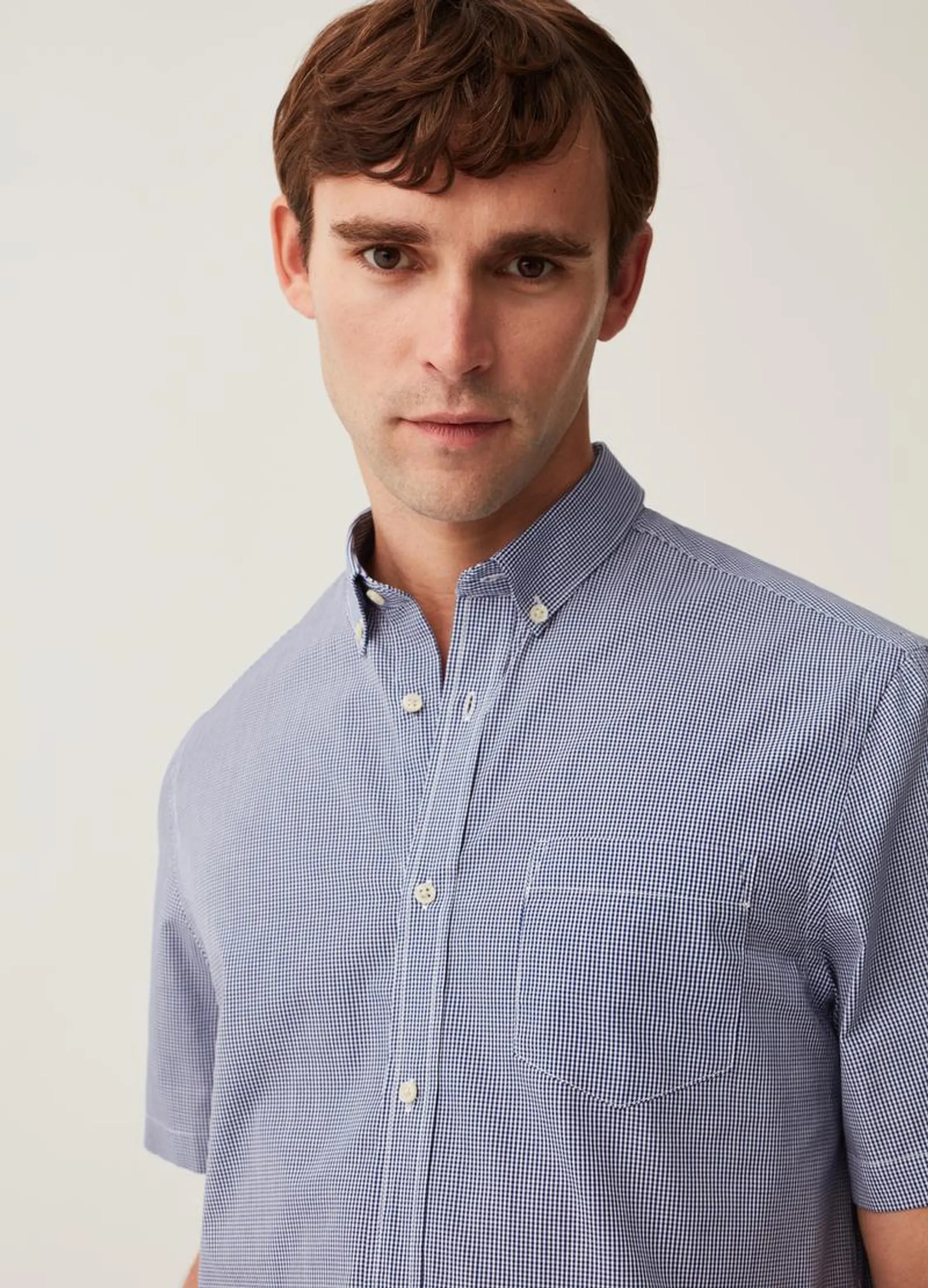 Short-sleeved shirt with micro check pattern.