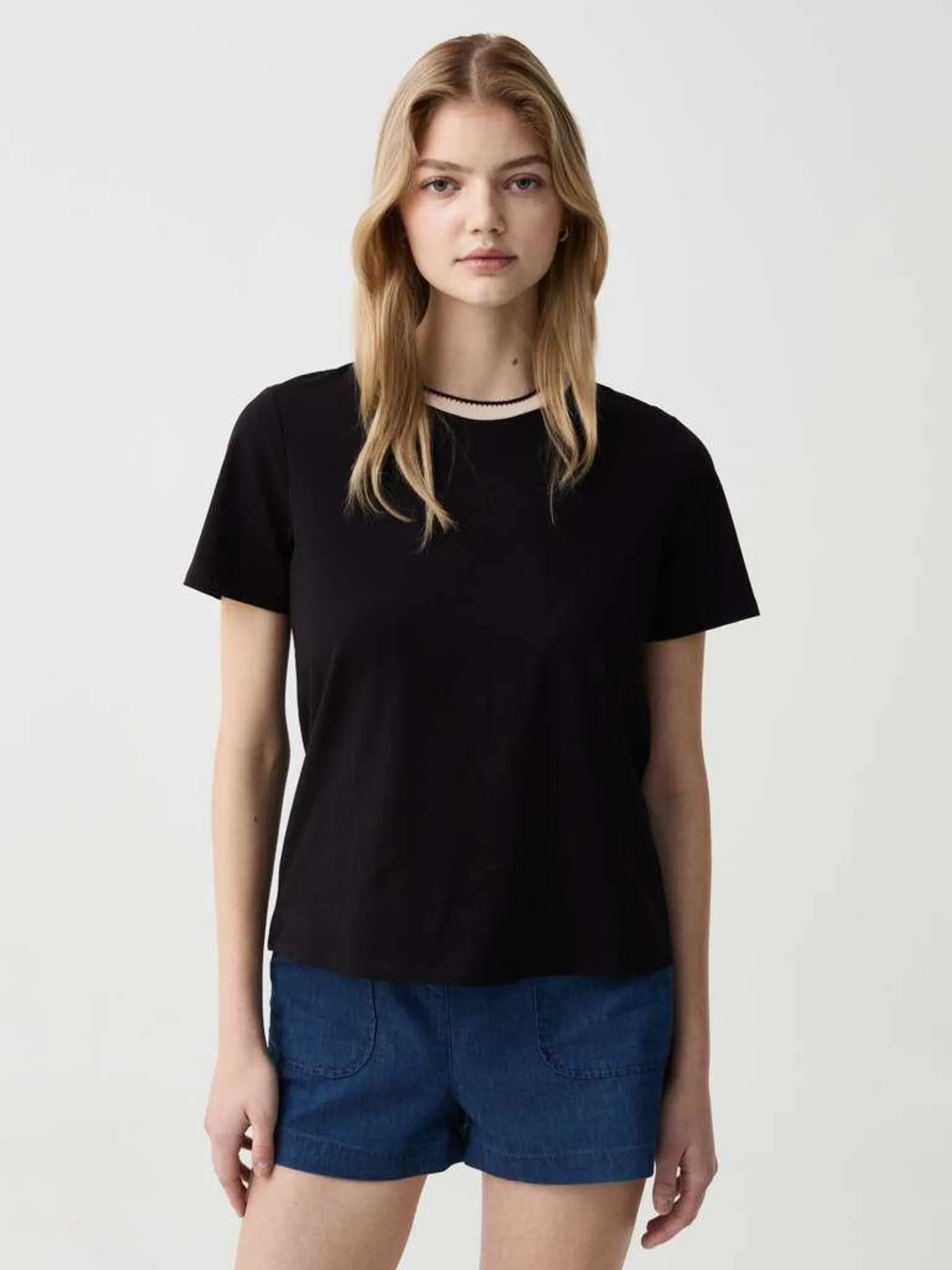 Black T-shirt with round neck with striped edging